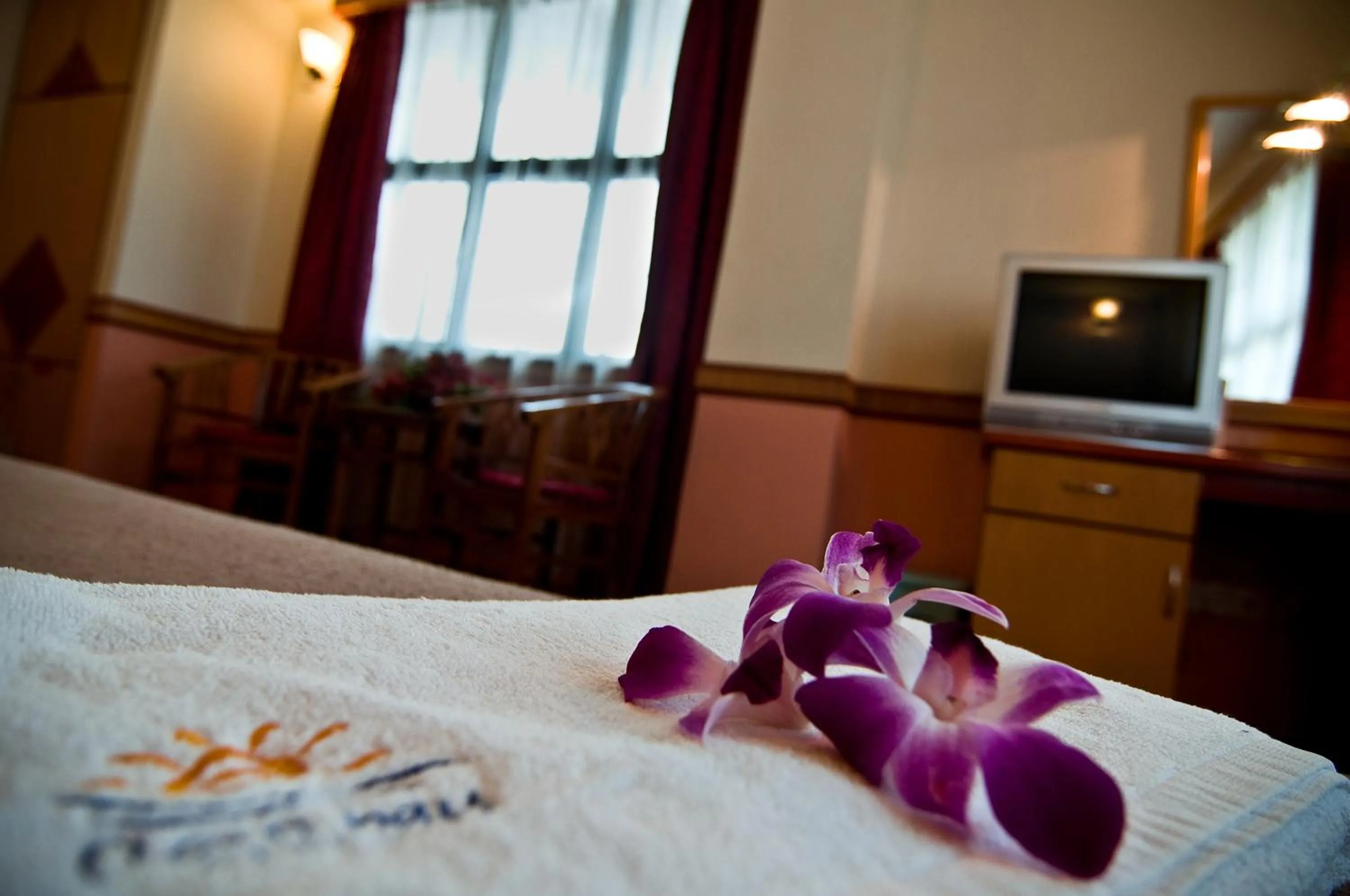 Property building, Bed in Flora Place Hotel