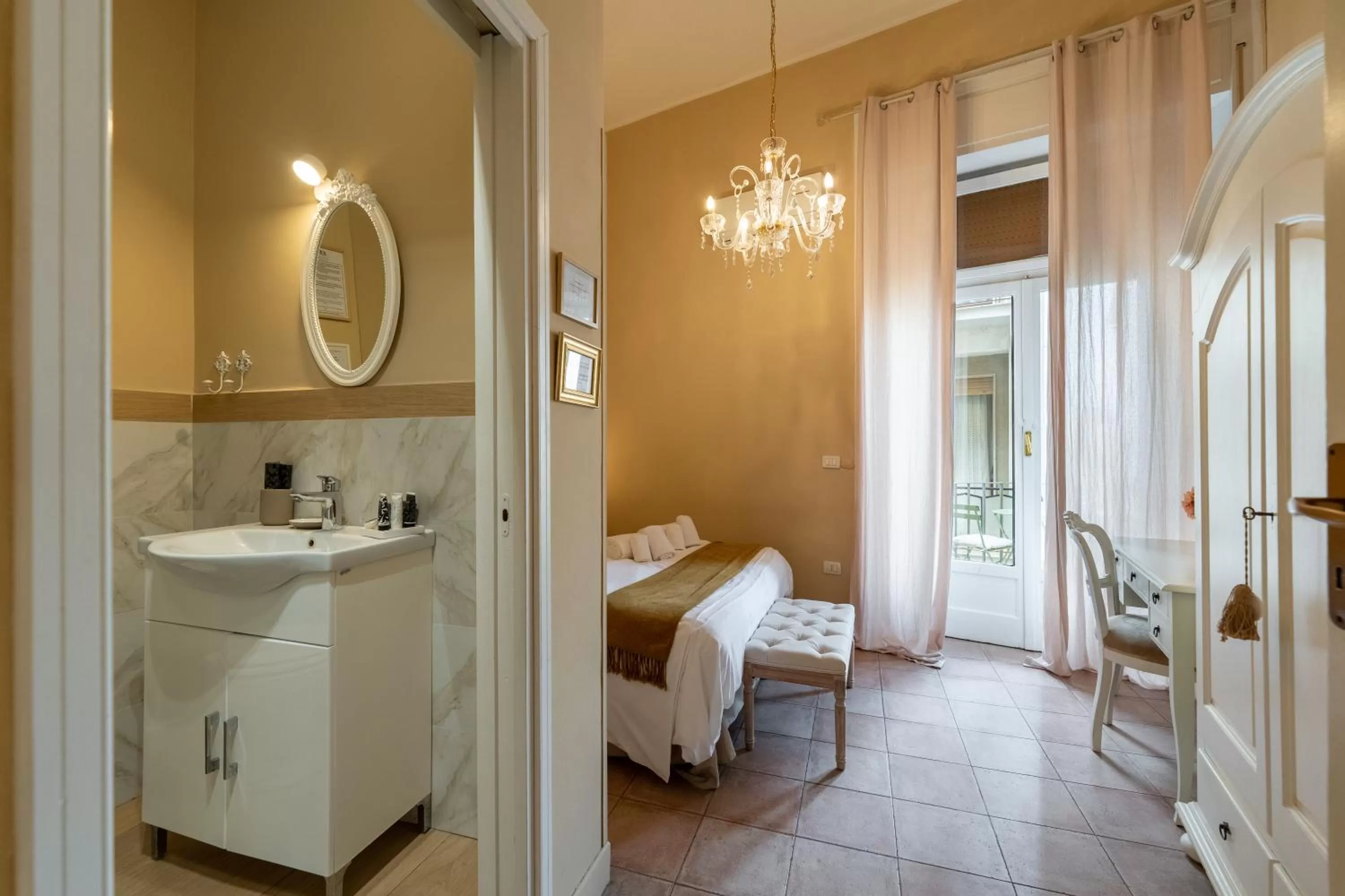 Bathroom, Bed in Joy's Bnb Ortigia