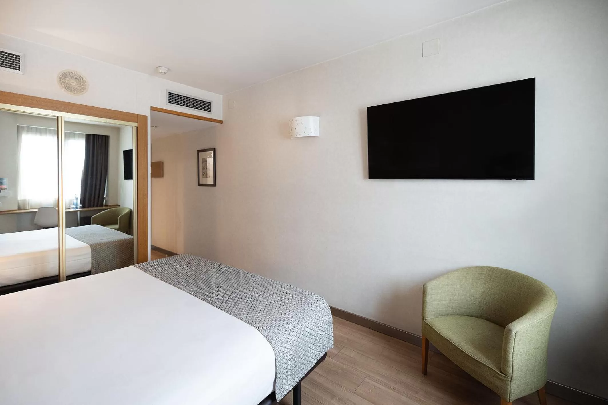 Photo of the whole room, Bed in Catalonia Albeniz