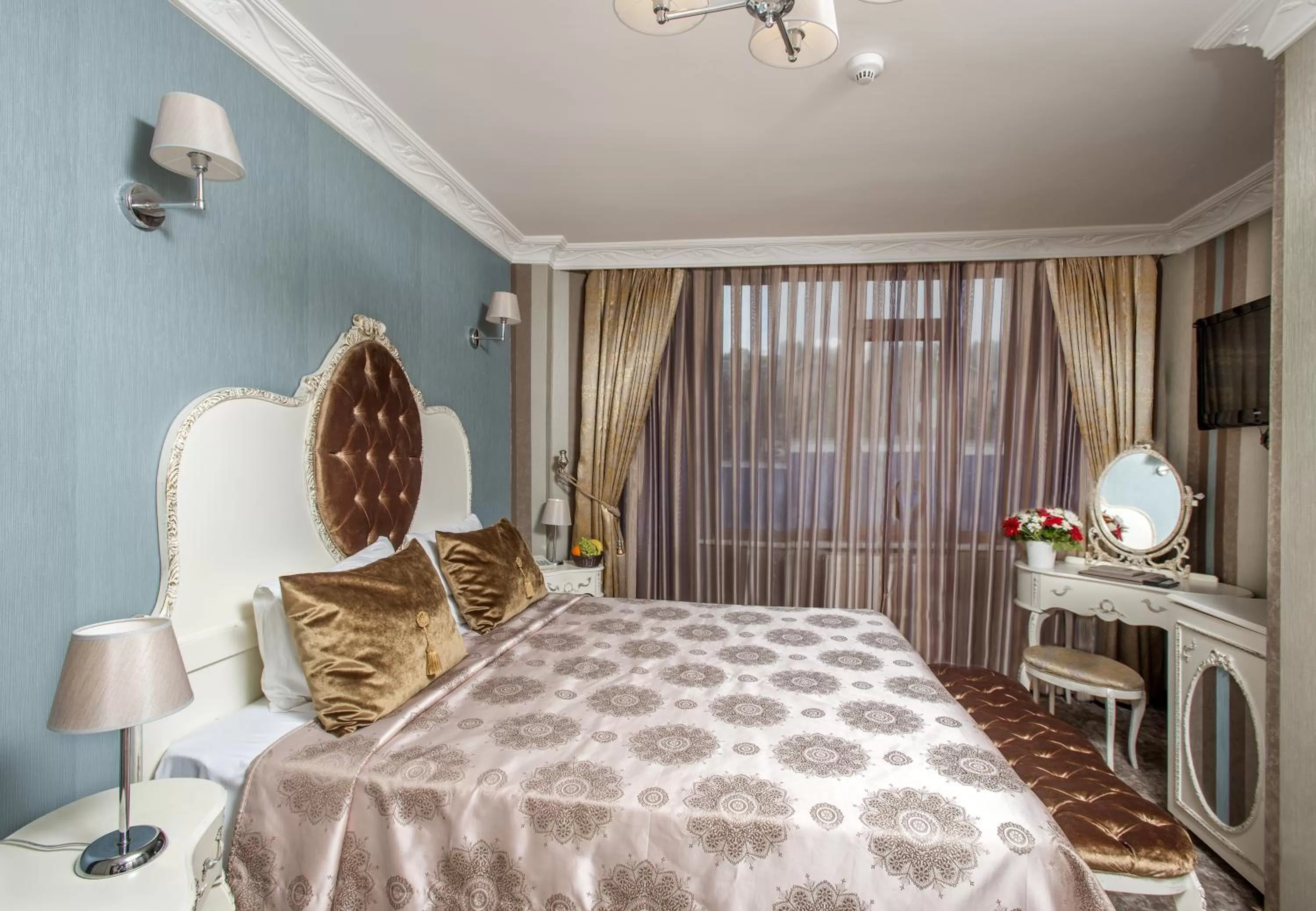 Photo of the whole room, Bed in Port Hotel