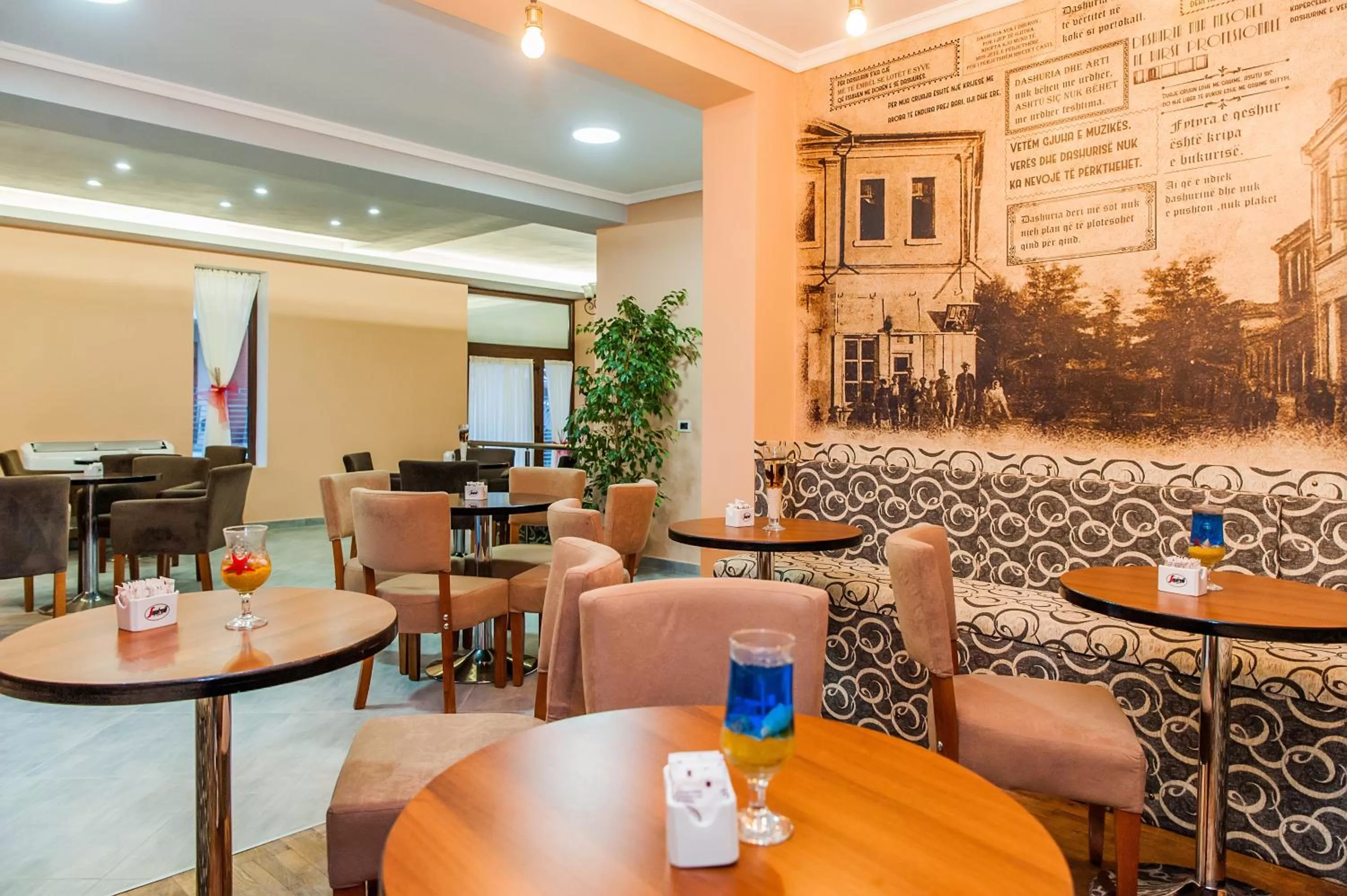 Communal lounge/ TV room in KorcaSmileHotel