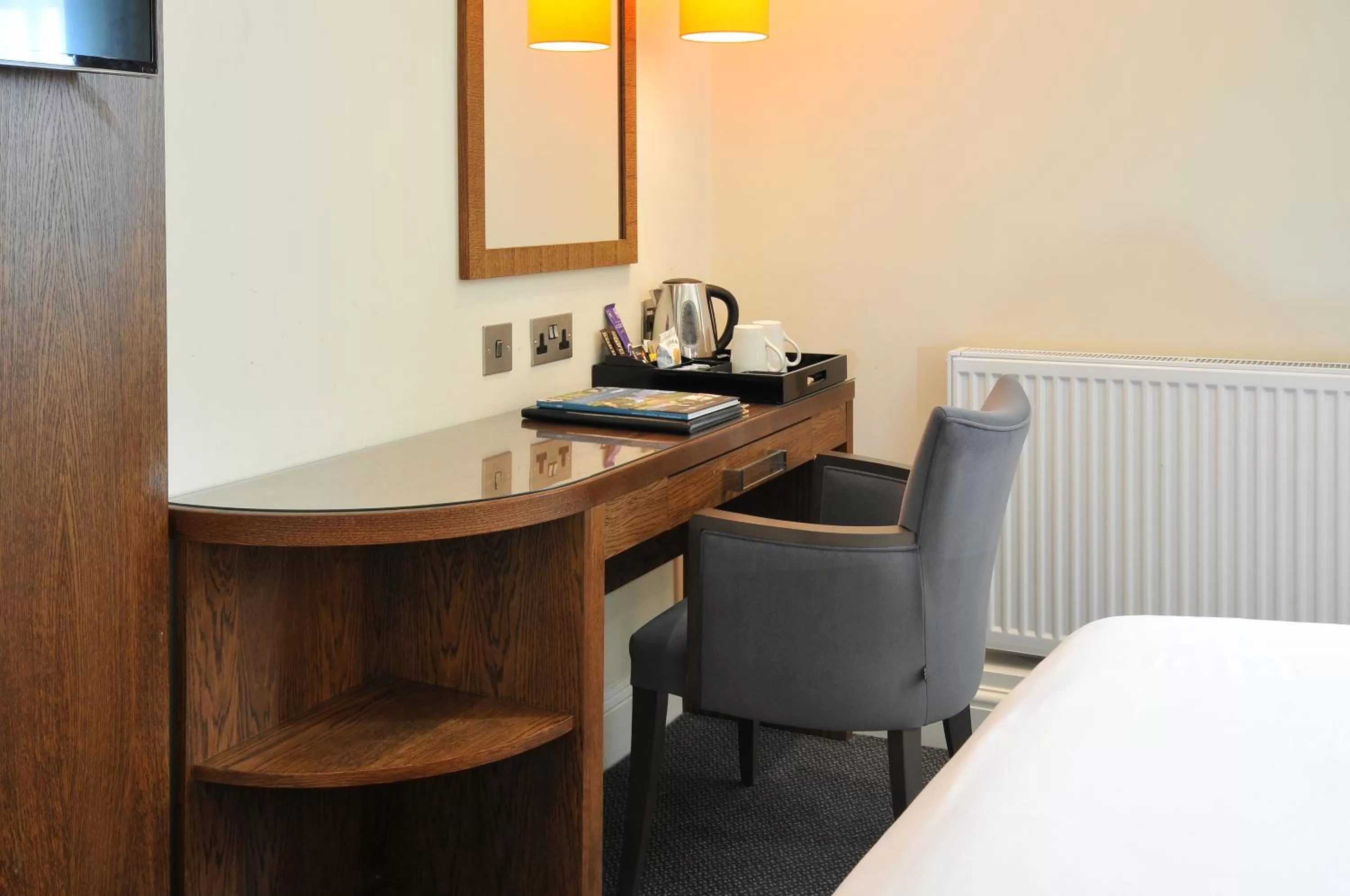 Coffee/tea facilities, Bed in Bromley Court Hotel London
