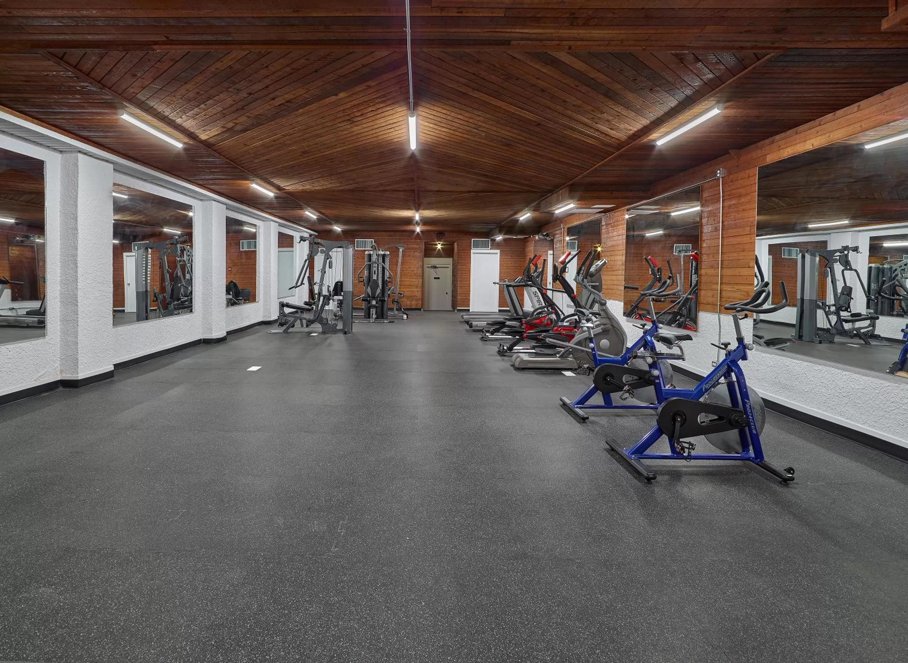Fitness centre/facilities in Crestwood Hotel