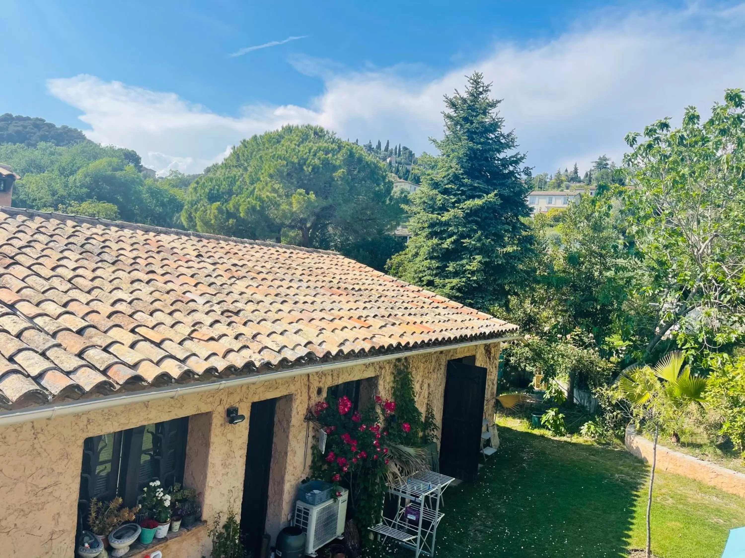 Garden view in ABEILLE