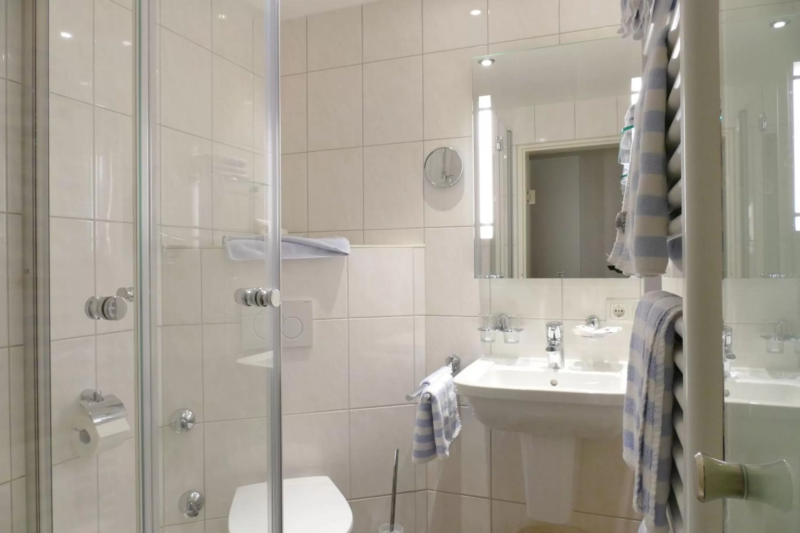 Bathroom in Altstadt-Hotel Zum Hechten