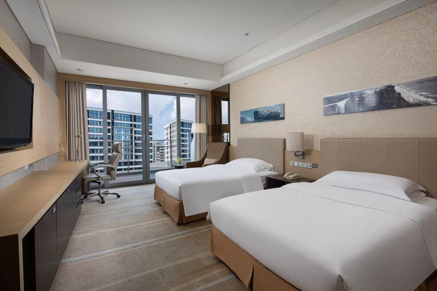 Photo of the whole room, Bed in Crowne Plaza Guangzhou Huadu by IHG