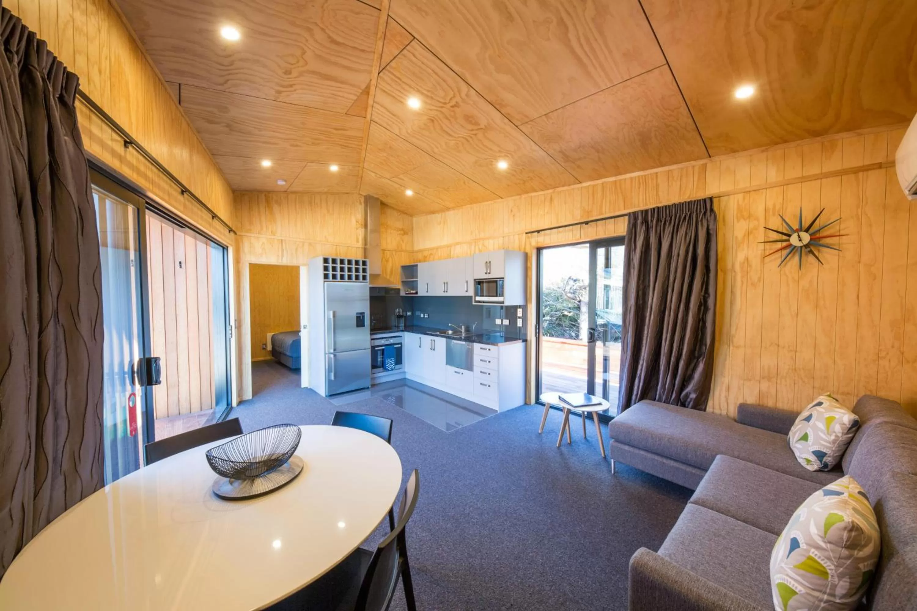 Kitchen or kitchenette, Seating Area in Apartments at Queenstown TOP 10 Holiday Park