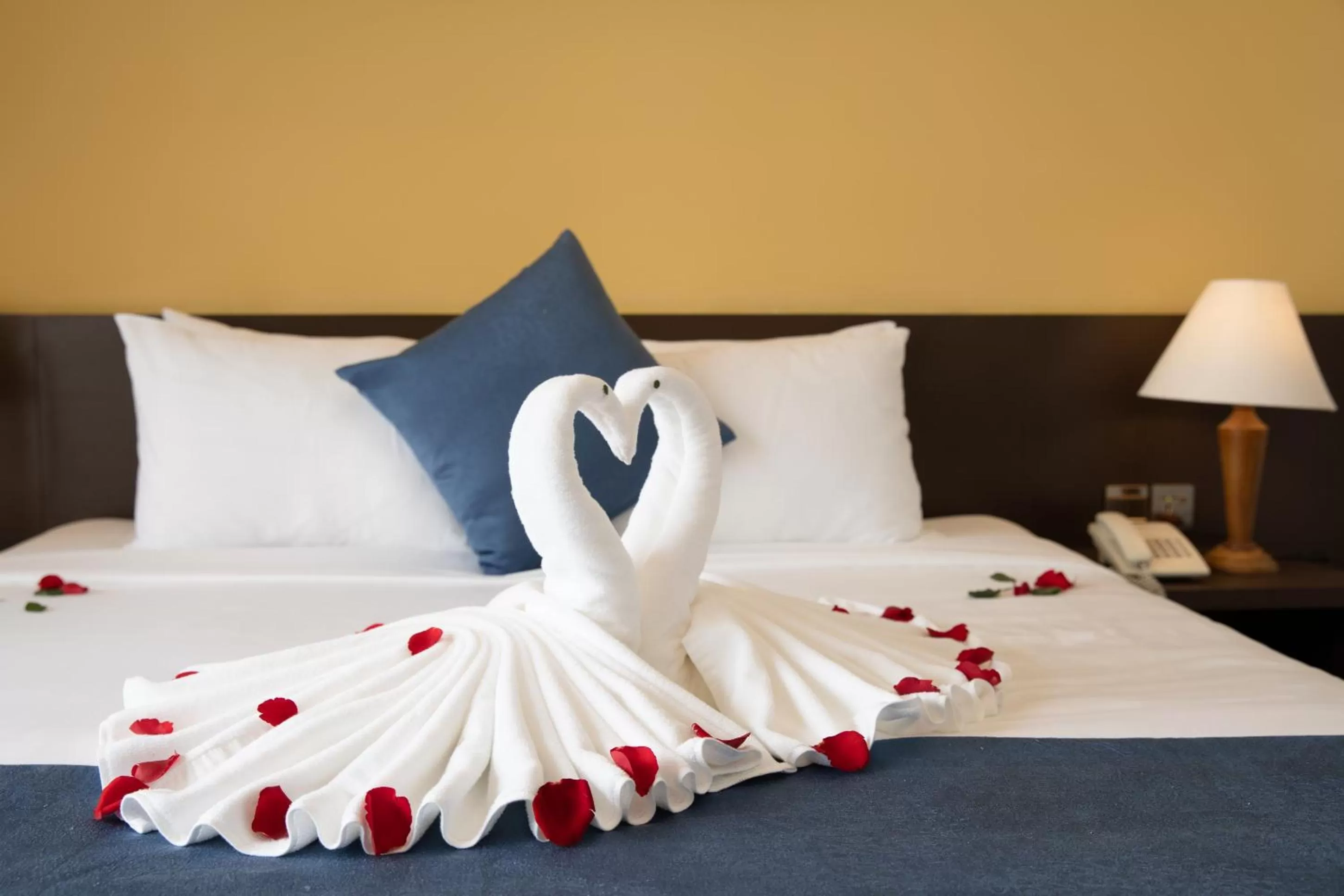 Bed in TRIPLE Riverside Villa Hotel HoiAn