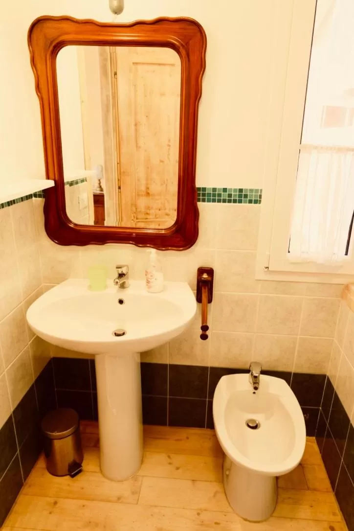 Bathroom in Red Fenice