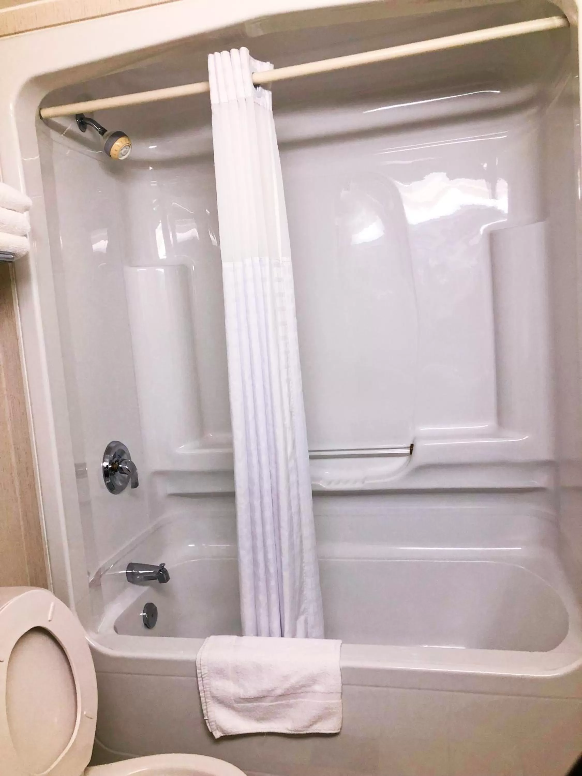 Shower in Days Inn by Wyndham Niagara Falls Centre St By the Falls