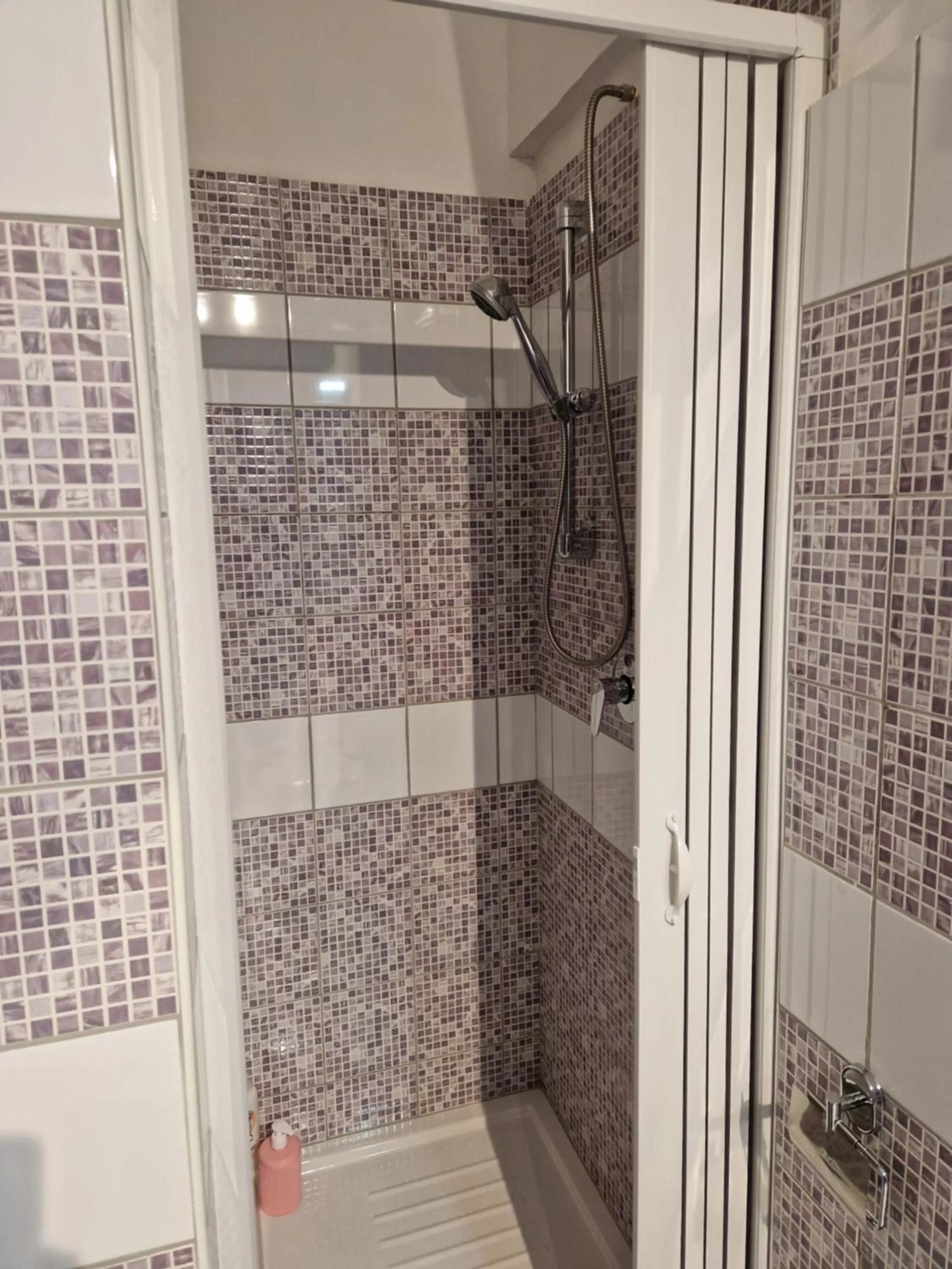 Shower, Bathroom in B&B Pompeii Living Dream