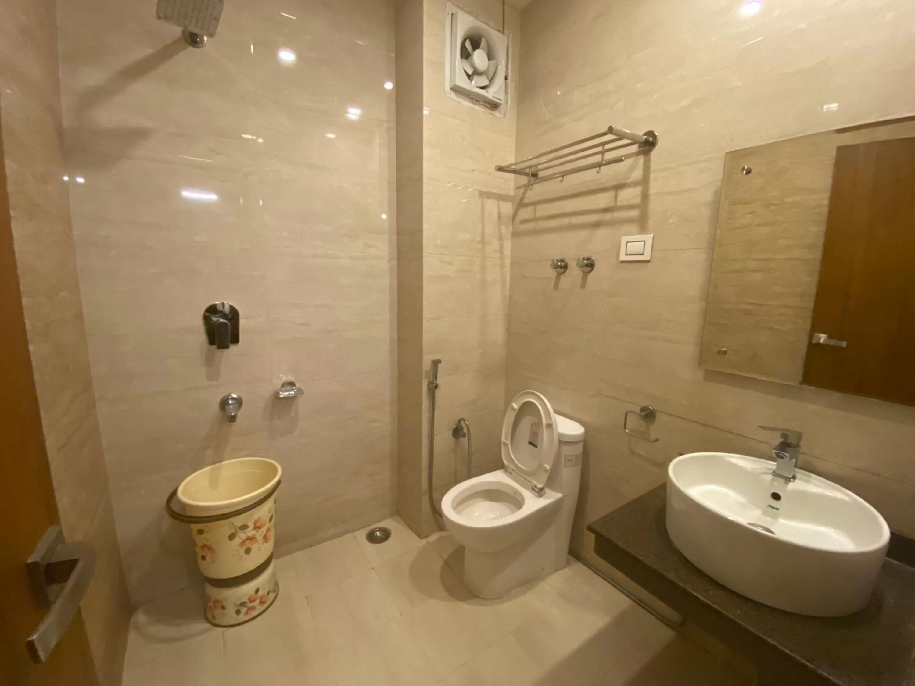 Bathroom in Hotel Ambika Resort Manali