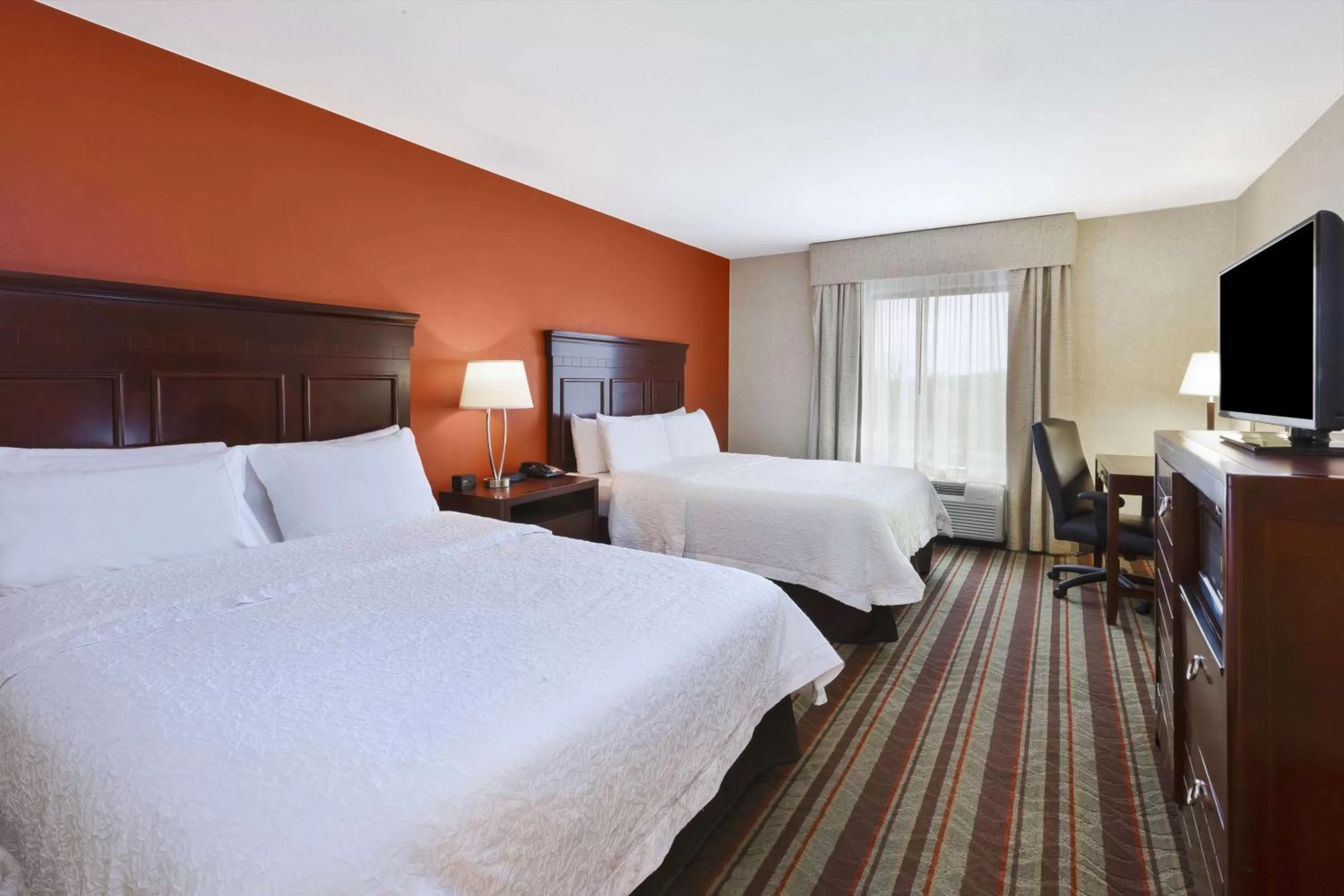 Bed in Hampton Inn Detroit/Southgate