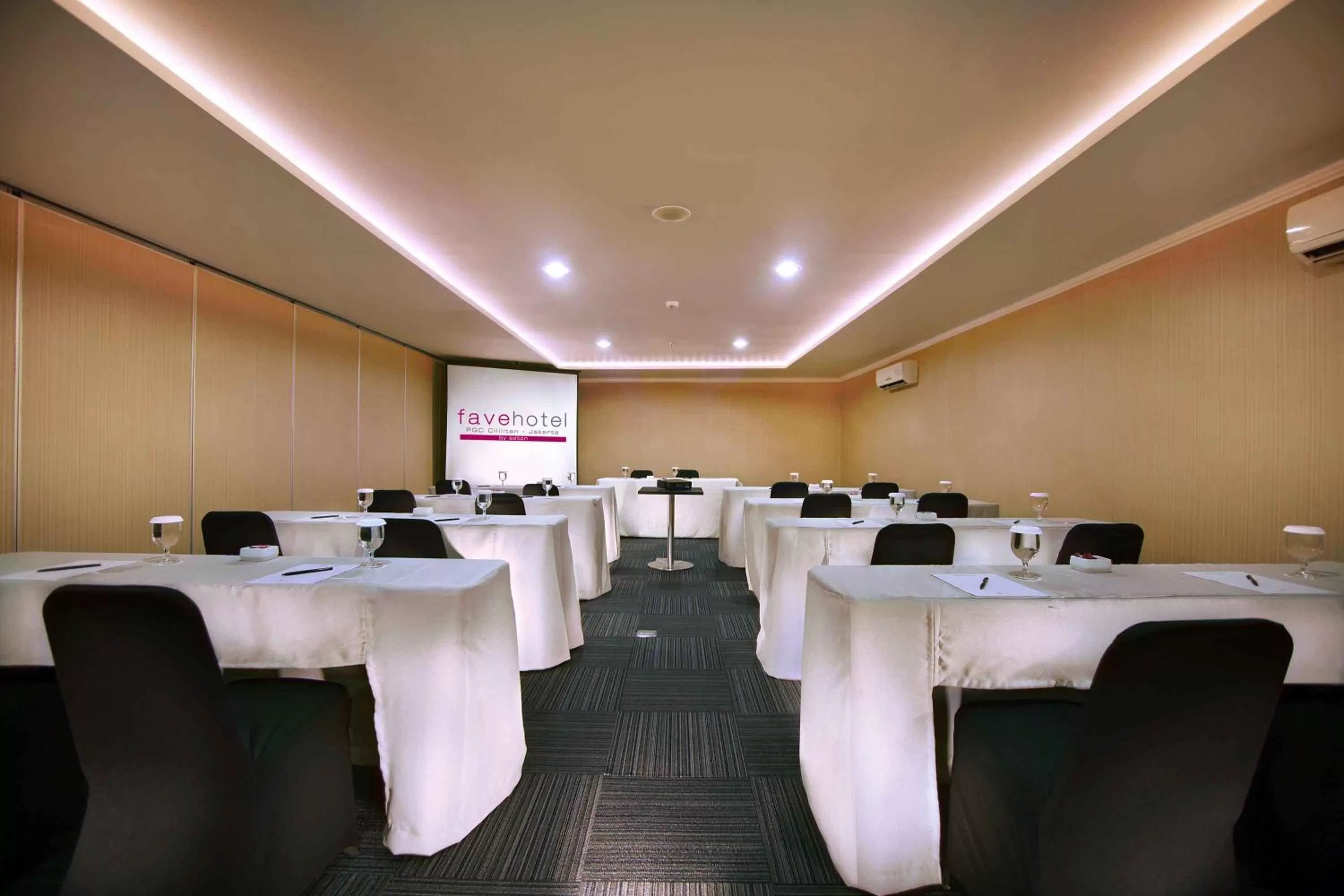 Business facilities in favehotel PGC Cililitan