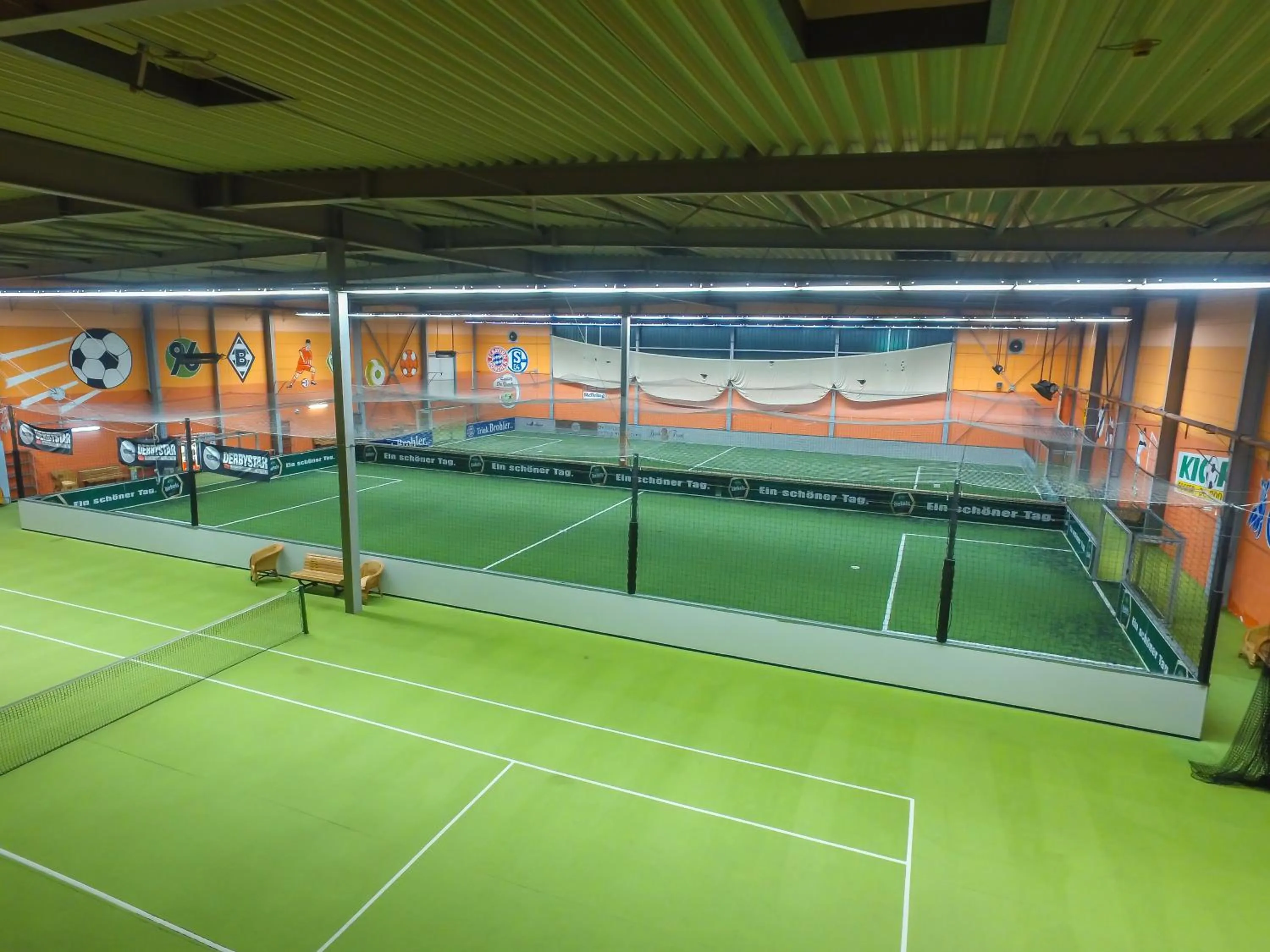 Tennis court in Sport- und Tagungshotel De Poort