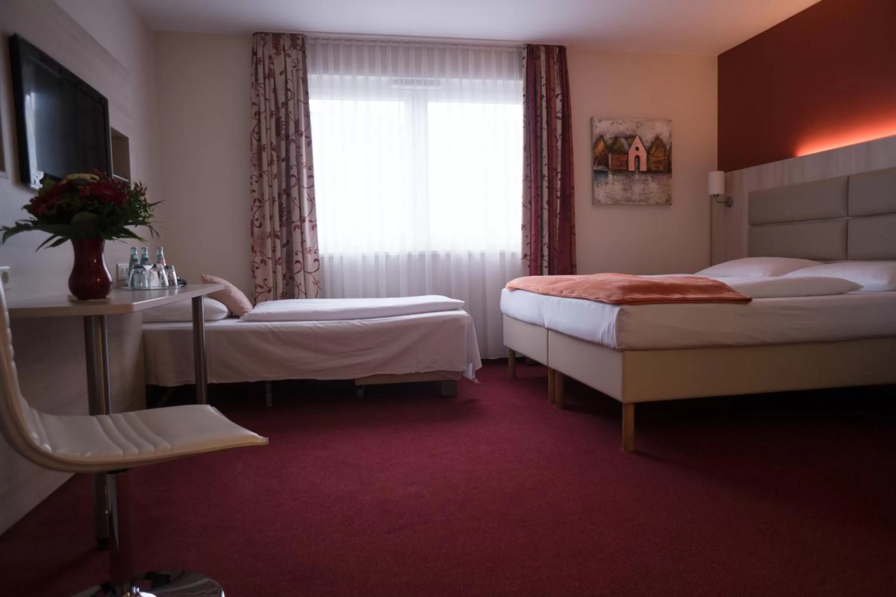 Photo of the whole room, Bed in Hotel Rödelheimer Hof - Am Wasserturm