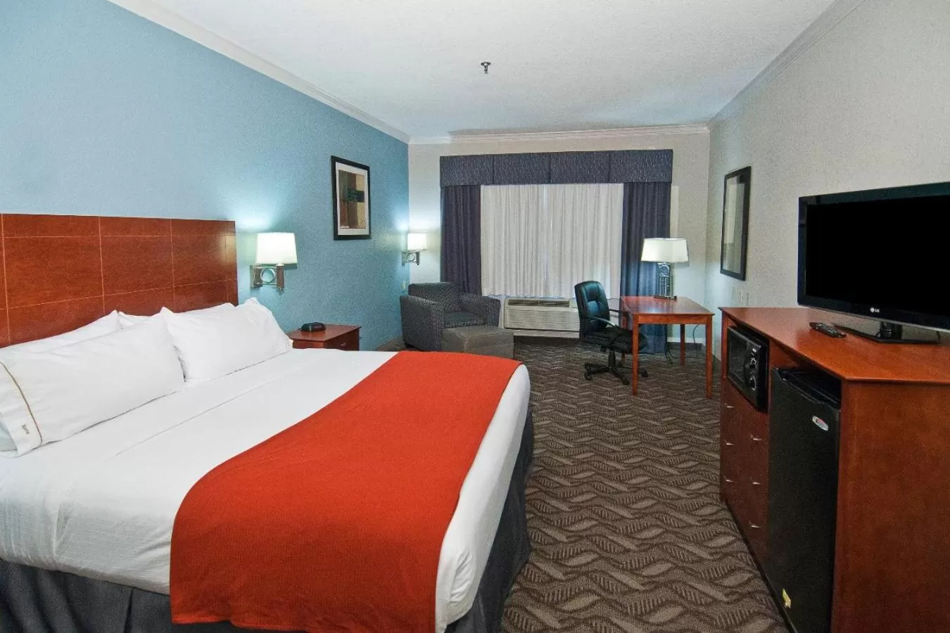 Bed in Holiday Inn Express Hotel and Suites Lake Charles by IHG