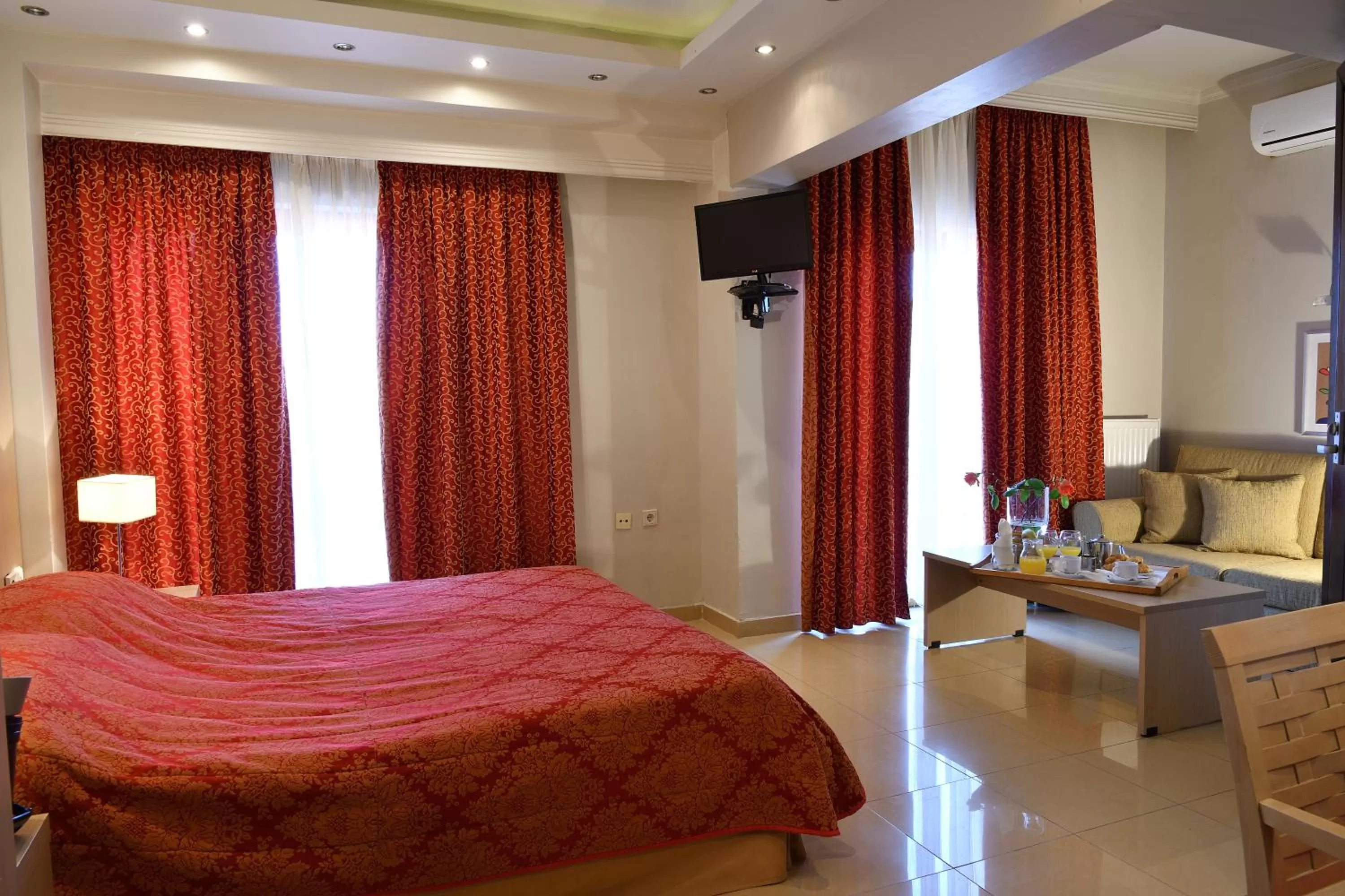 Photo of the whole room, Bed in Four Seasons Hotel