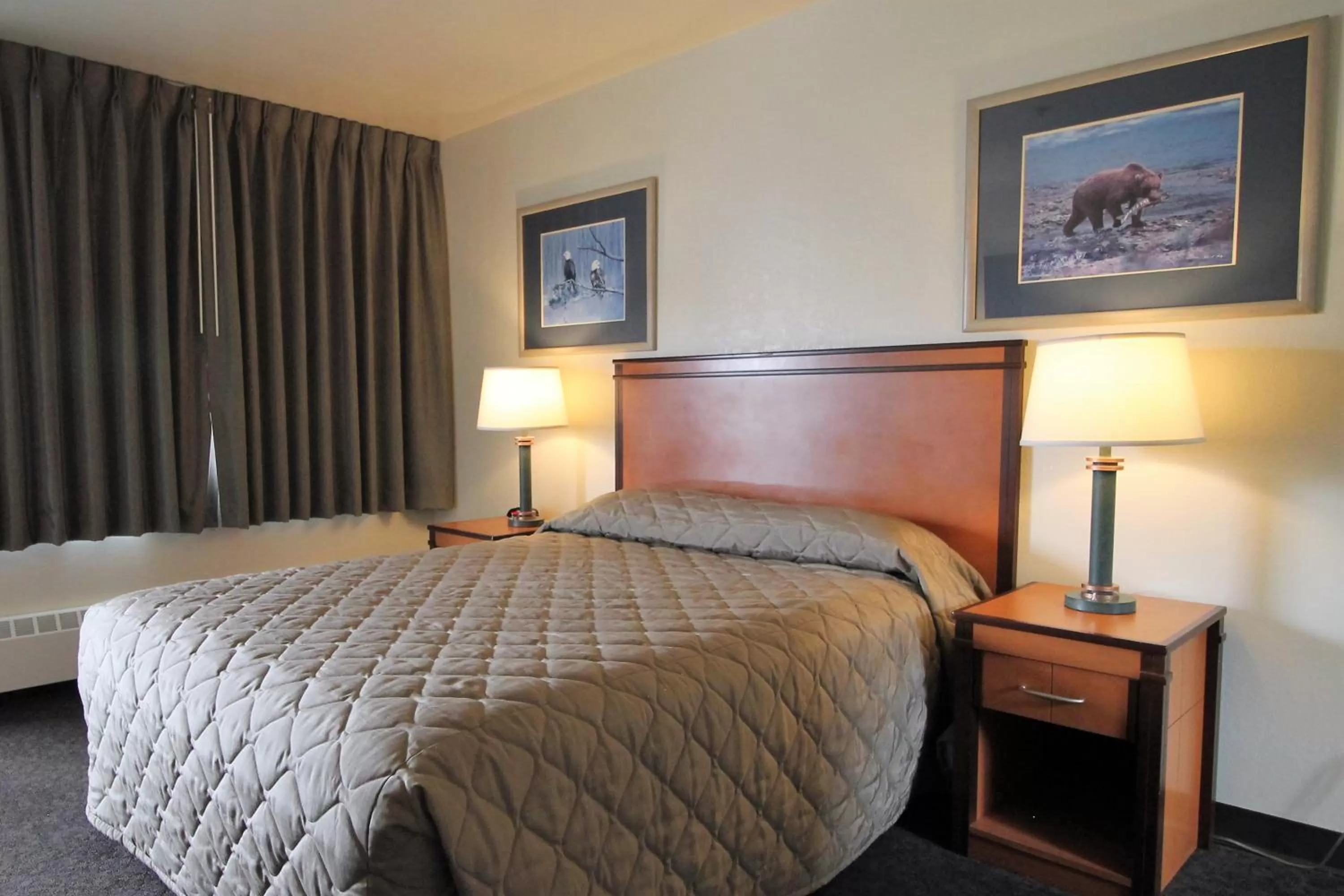 Standard Queen Room in Breeze Inn Hotel & Motel