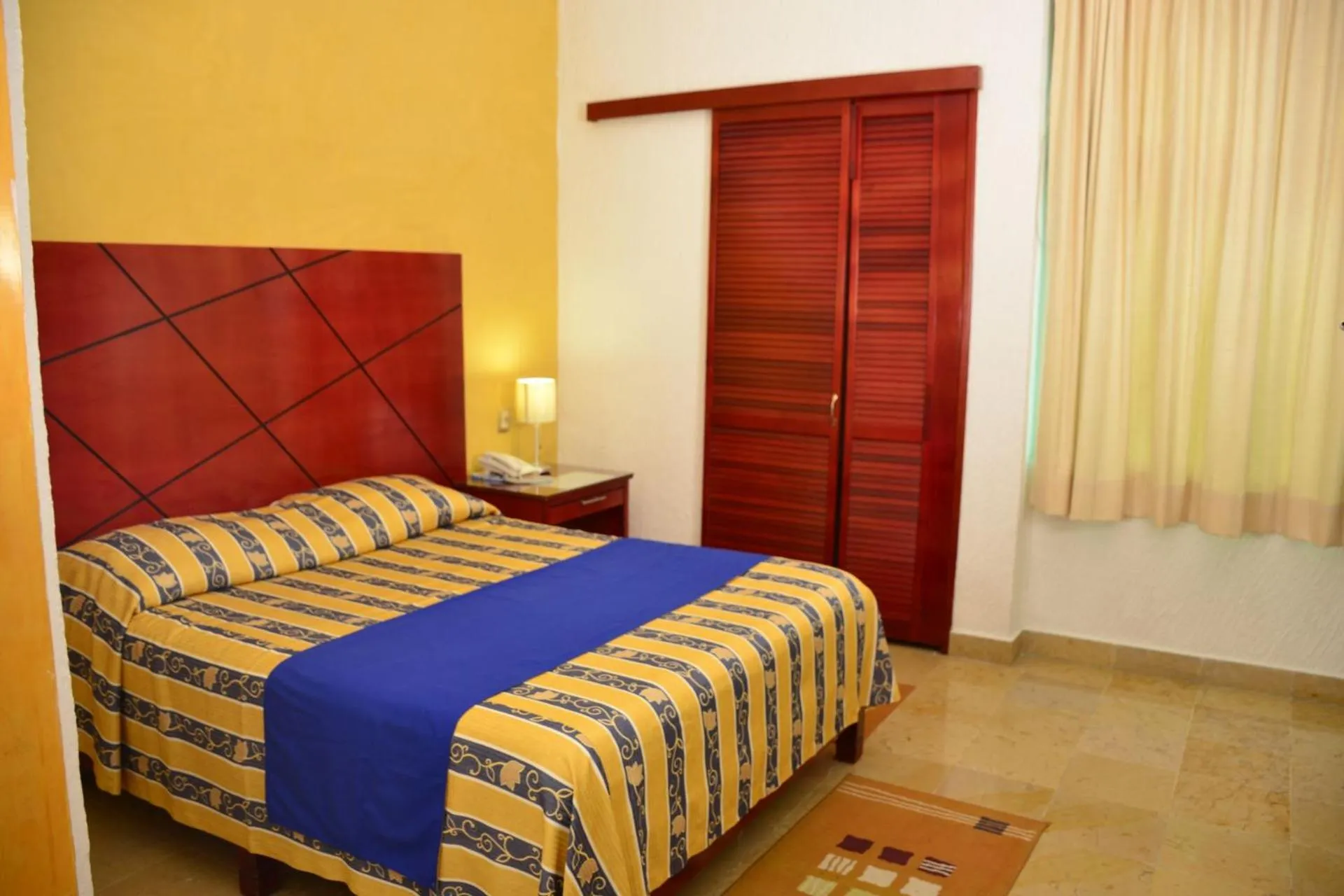 Bed in Hotel Paradise Inn