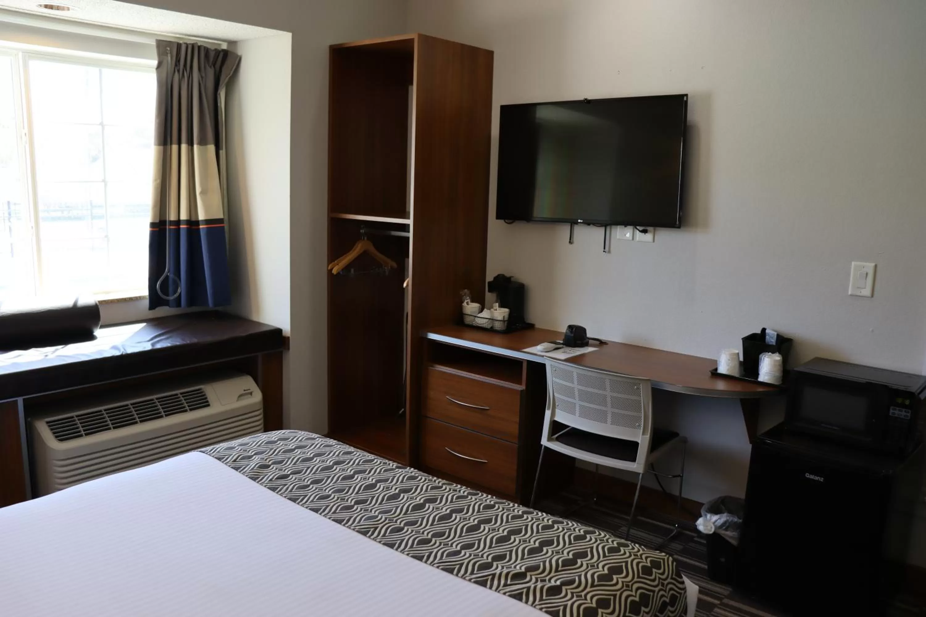 TV and multimedia, Bed in Microtel Inn & Suites by Wyndham Columbus Near Fort Moore