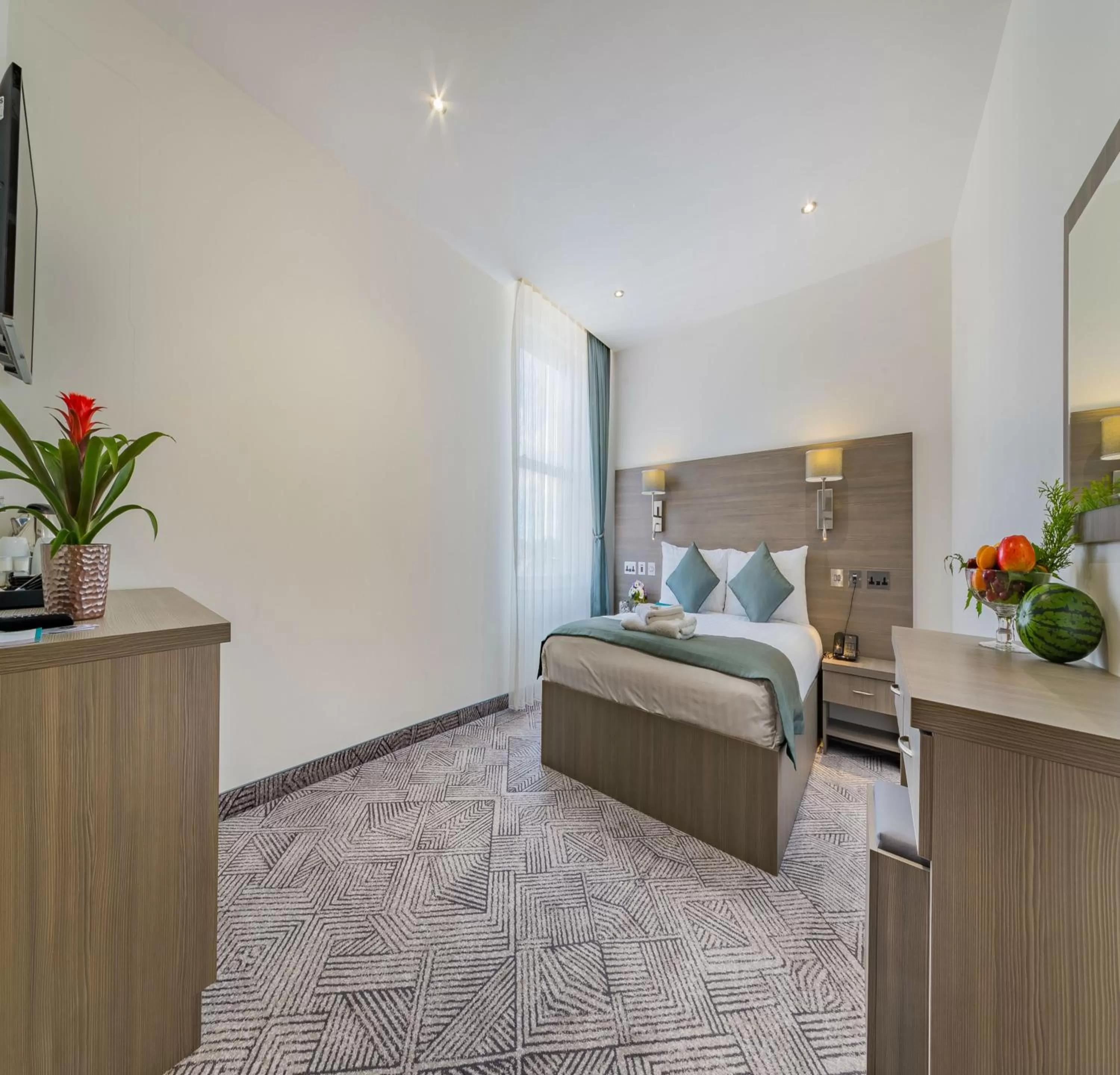 Photo of the whole room, Bed in The Lion & Key Hotel