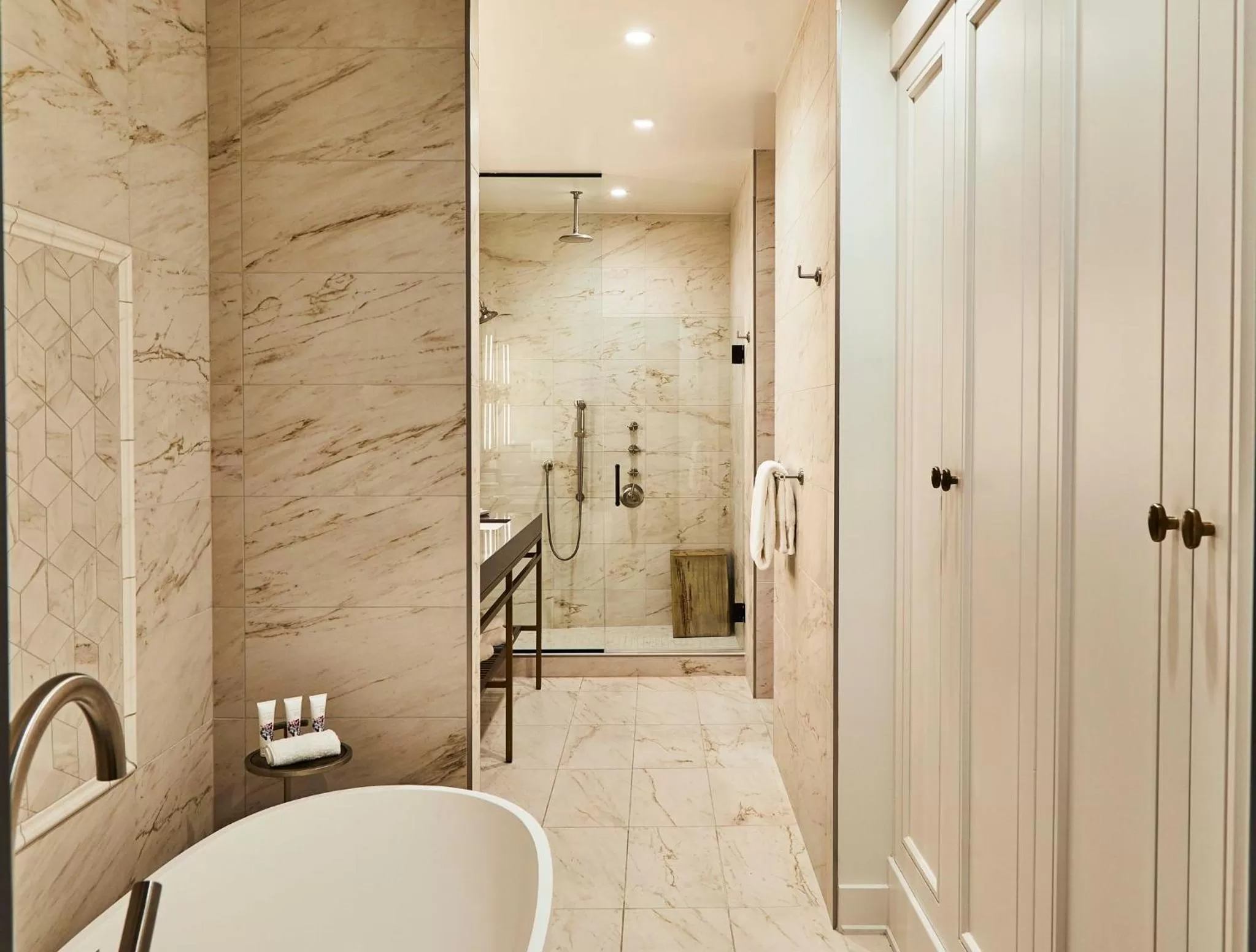 Photo of the whole room in Noelle