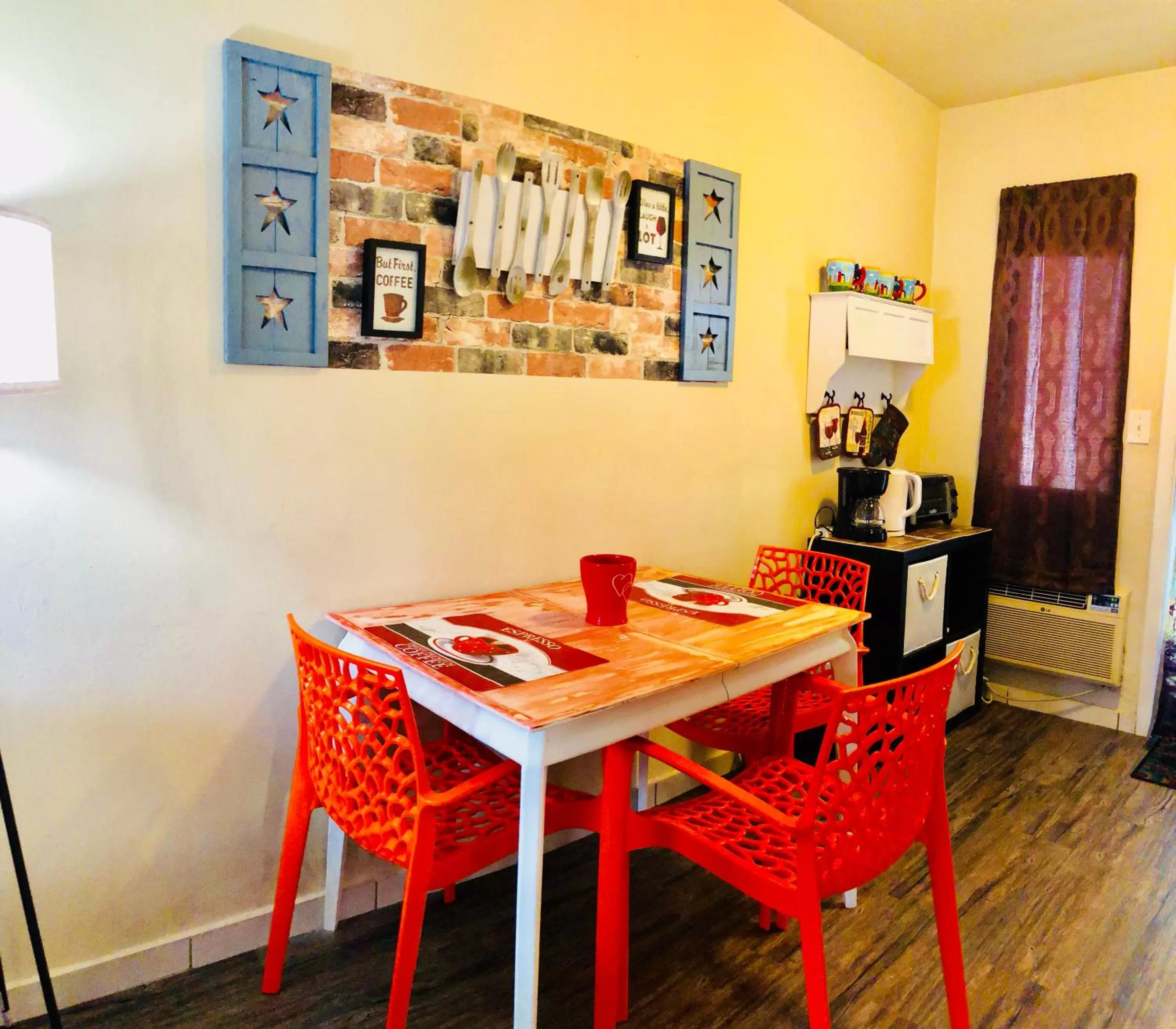 Dining area in Hollywood Light Haven Lodge