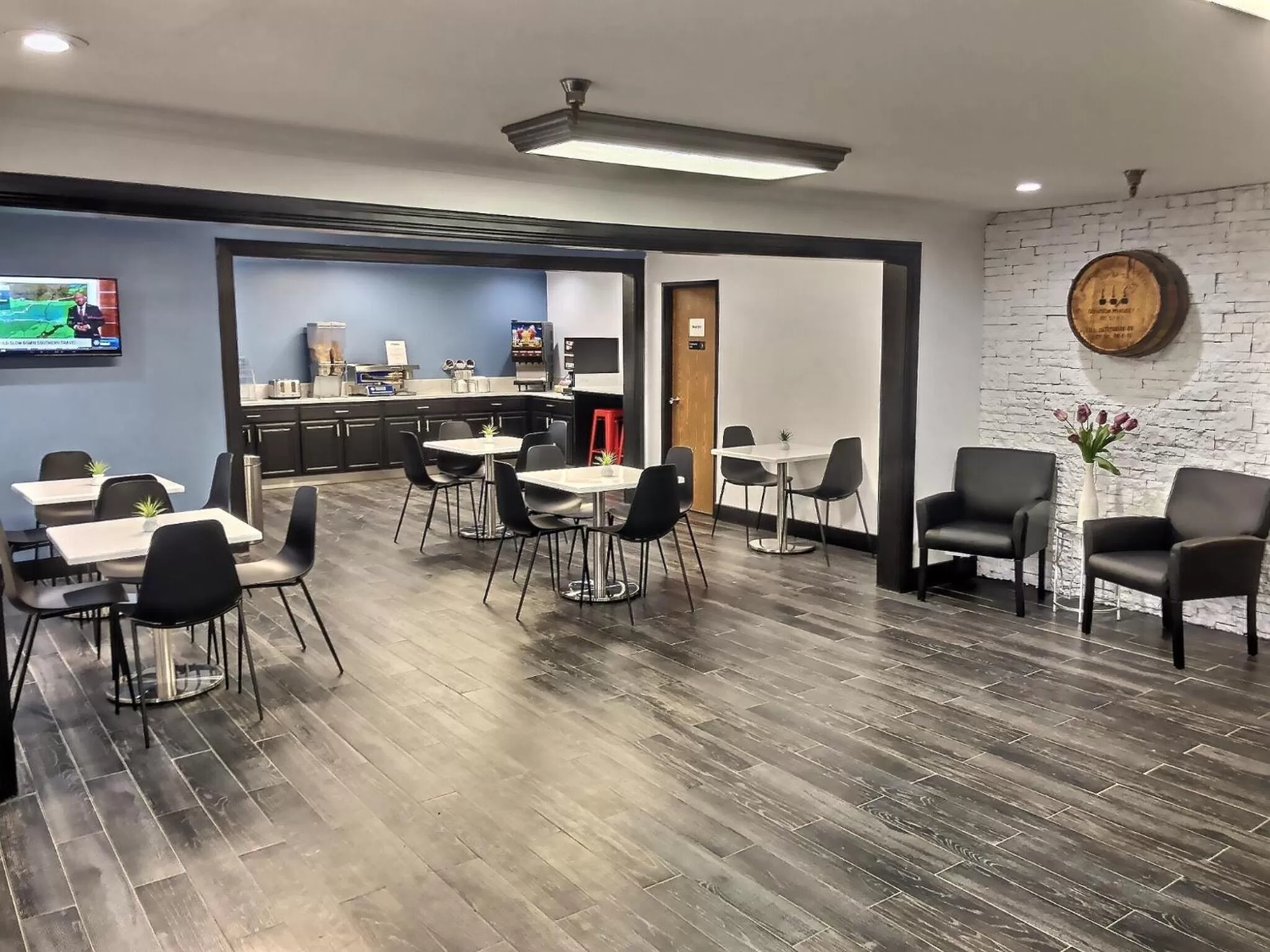 Dining area in Super 8 by Wyndham Georgetown