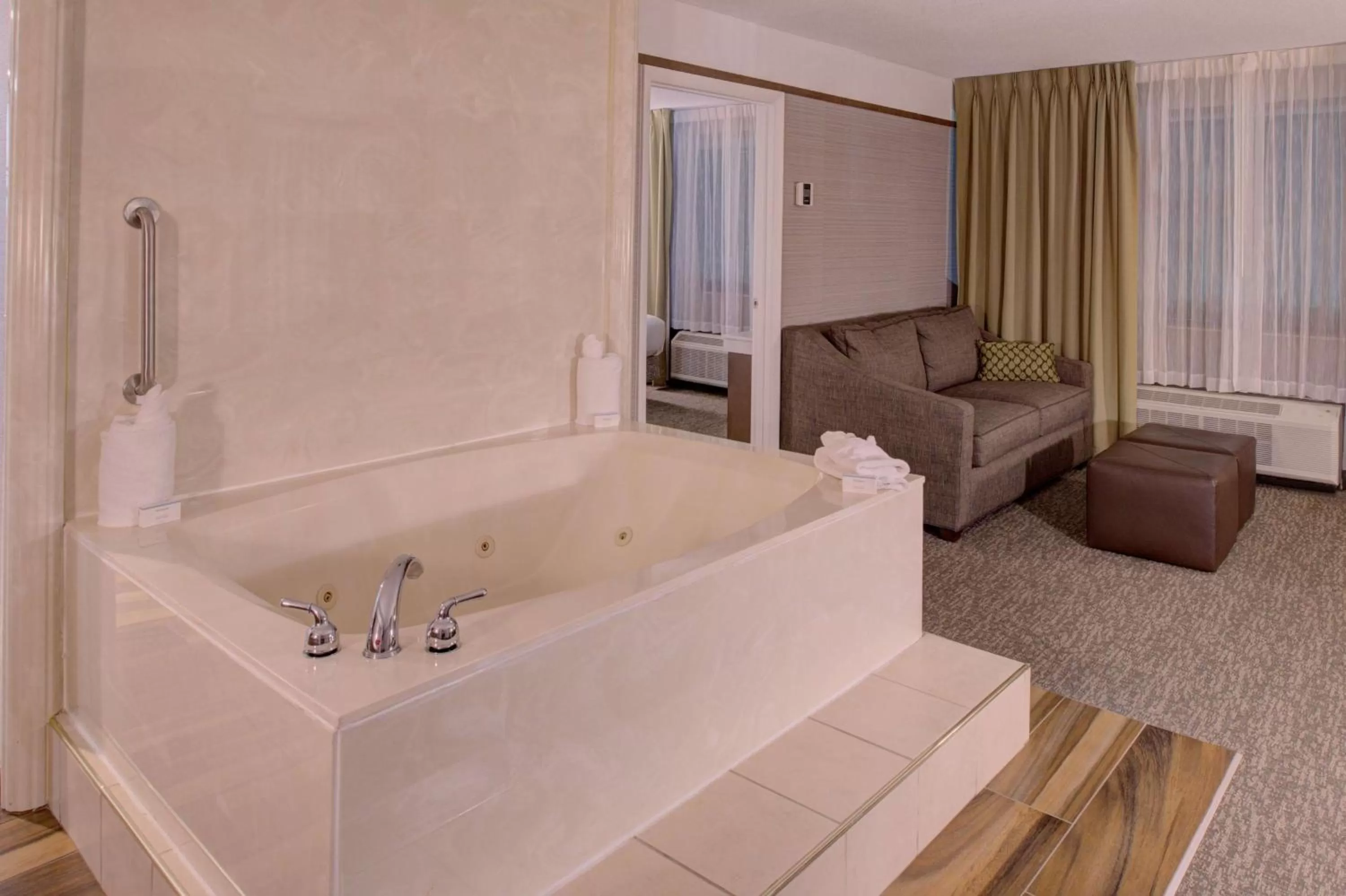 Bathroom, Bed in Hilton Garden Inn Detroit Southfield