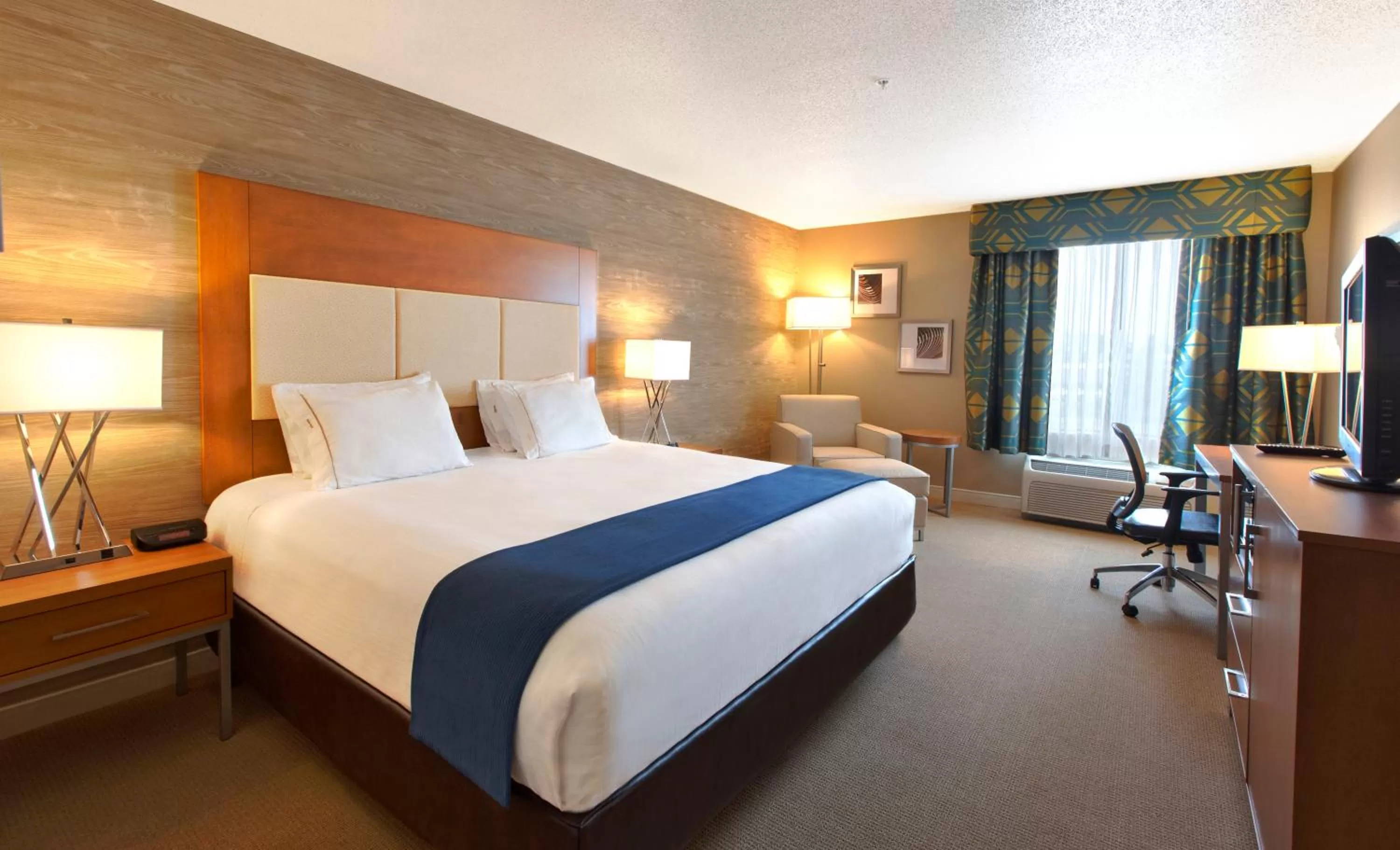 Photo of the whole room, Bed in Holiday Inn & Suites Spring - The Woodlands