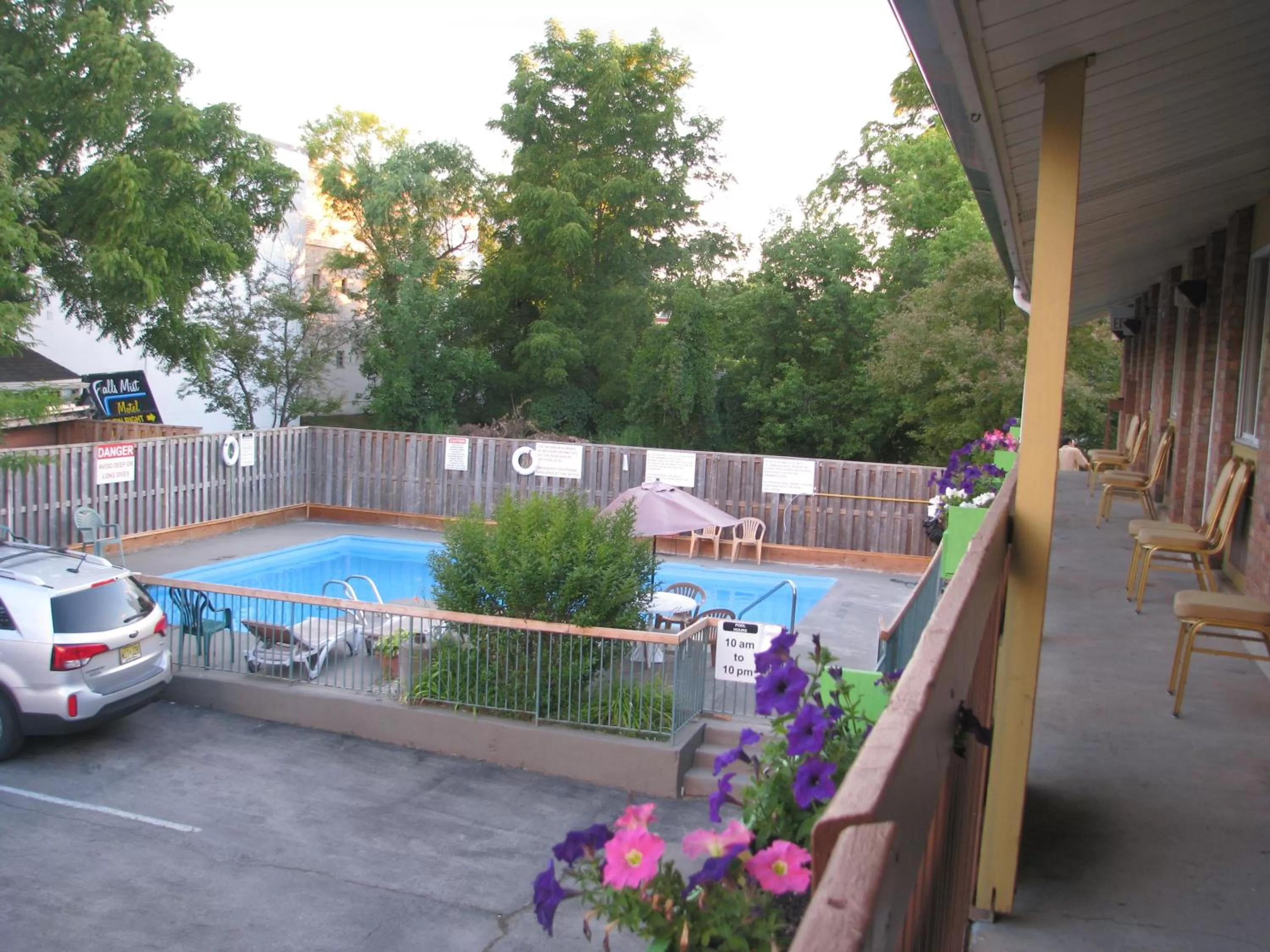 Swimming pool in Sunset Inn