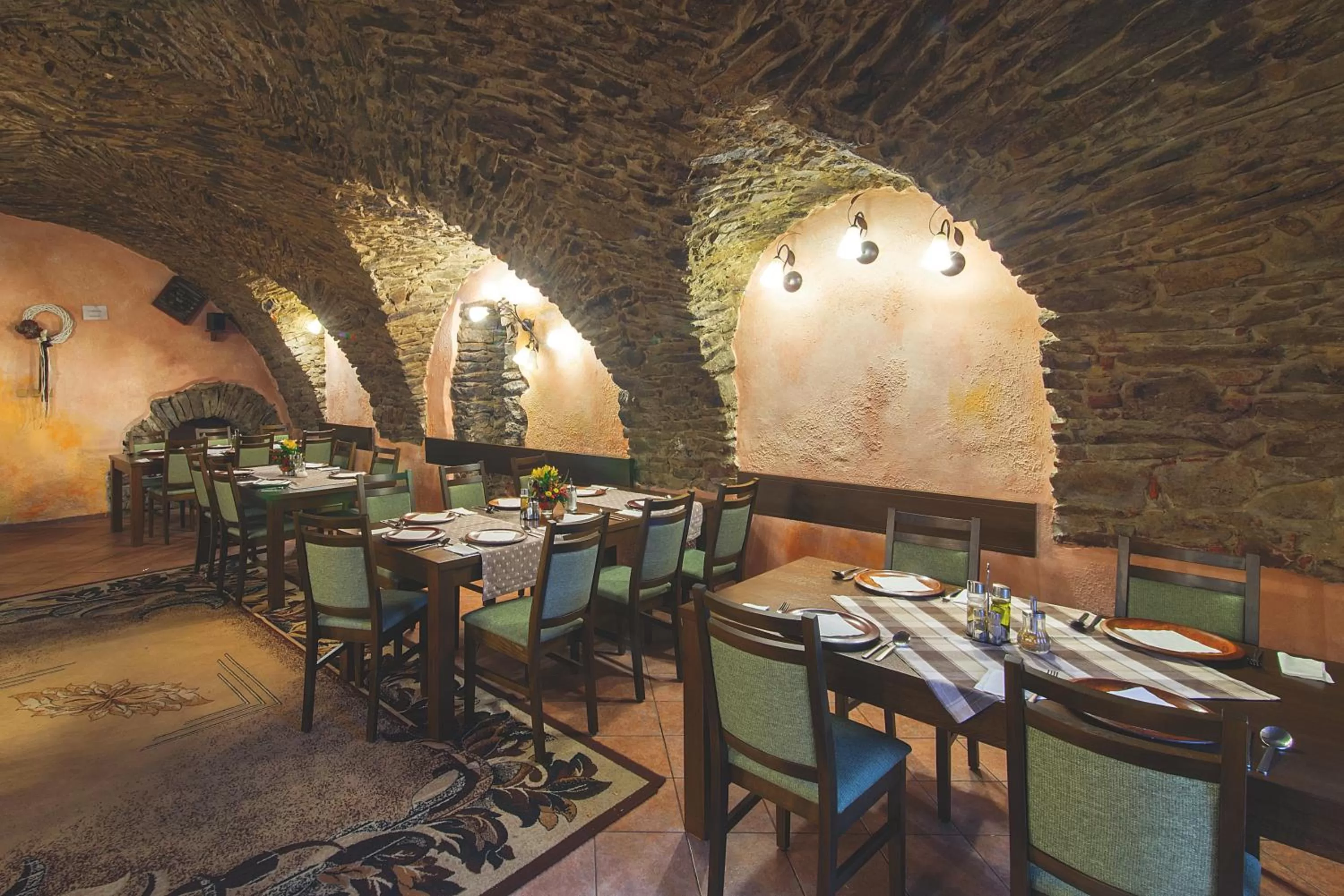 Restaurant/places to eat in Hotel Arkada