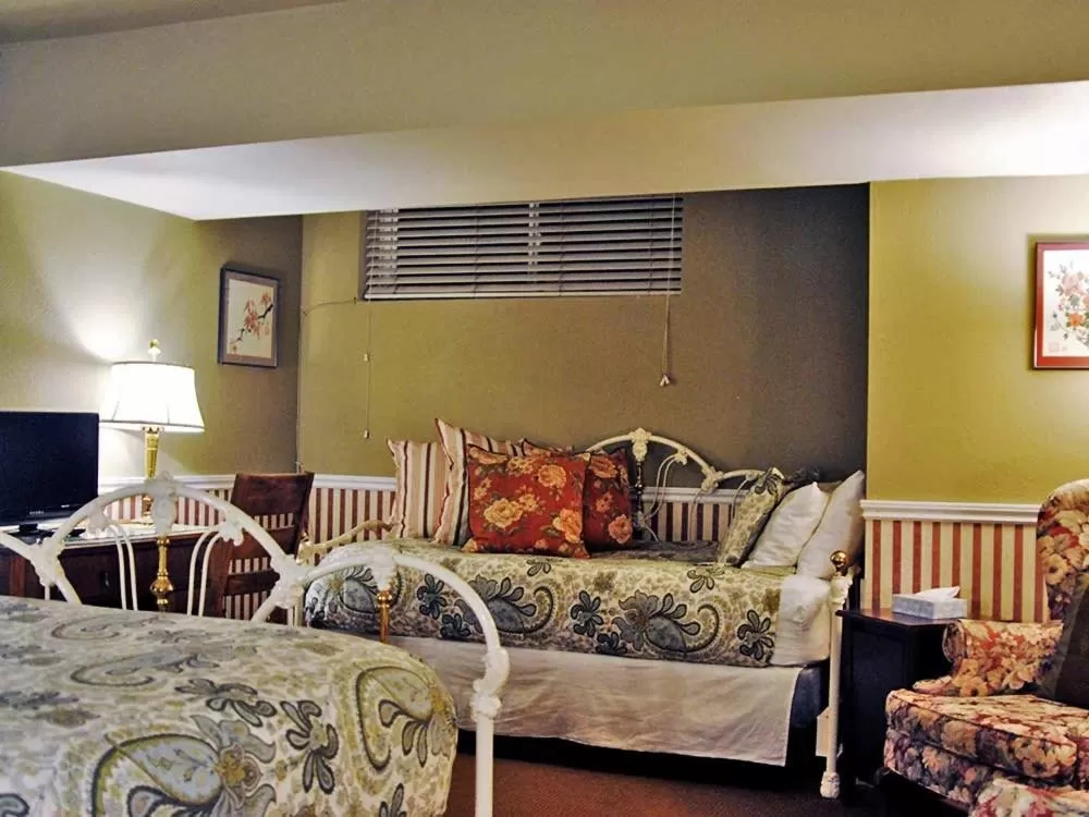 Bed in Cecil Bacon Manor