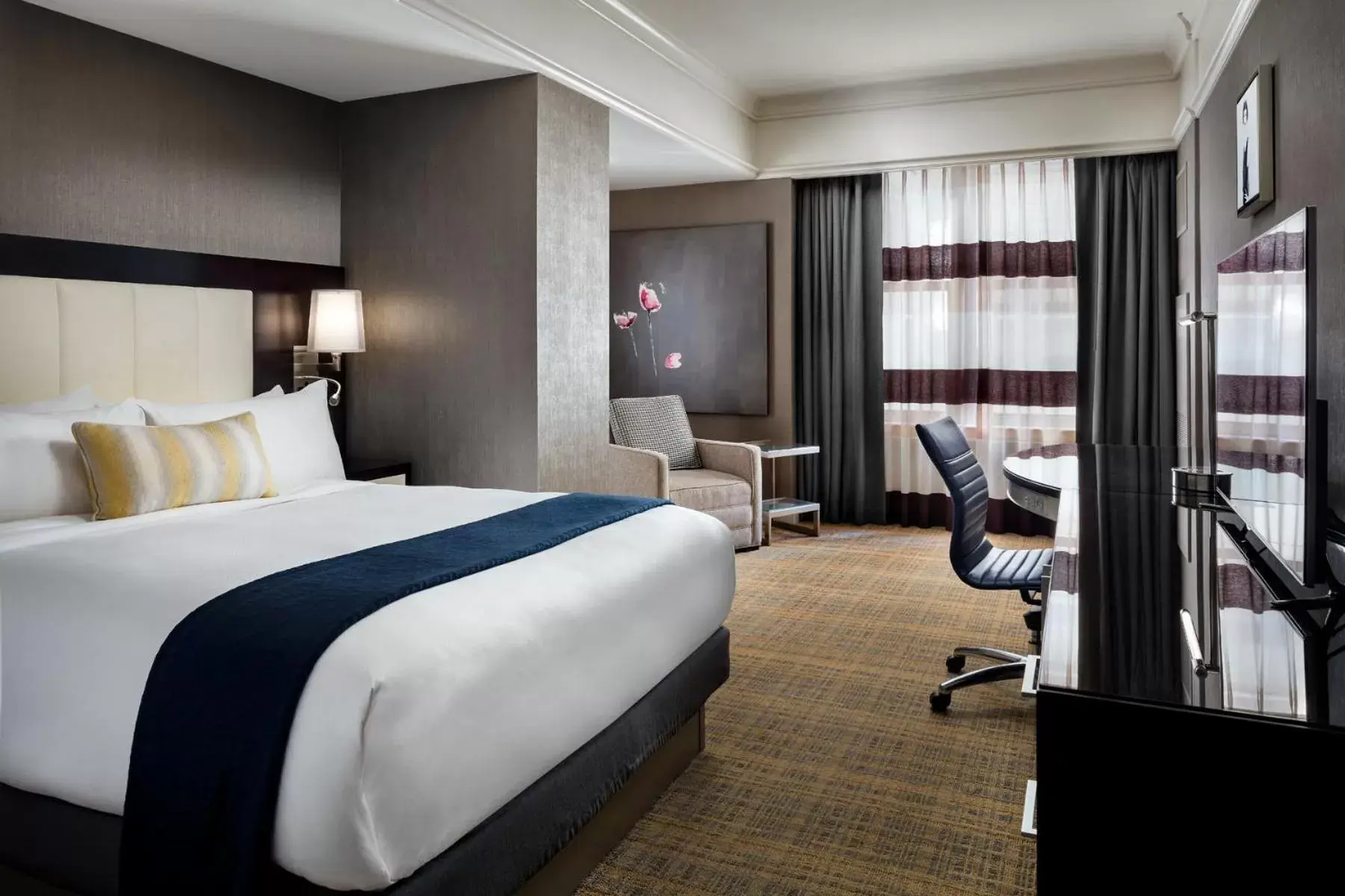 Standard King Roll-in Shower Accessible in Hotel AKA Back Bay Standard King Roll-in Shower Accessible in Hotel AKA Back Bay