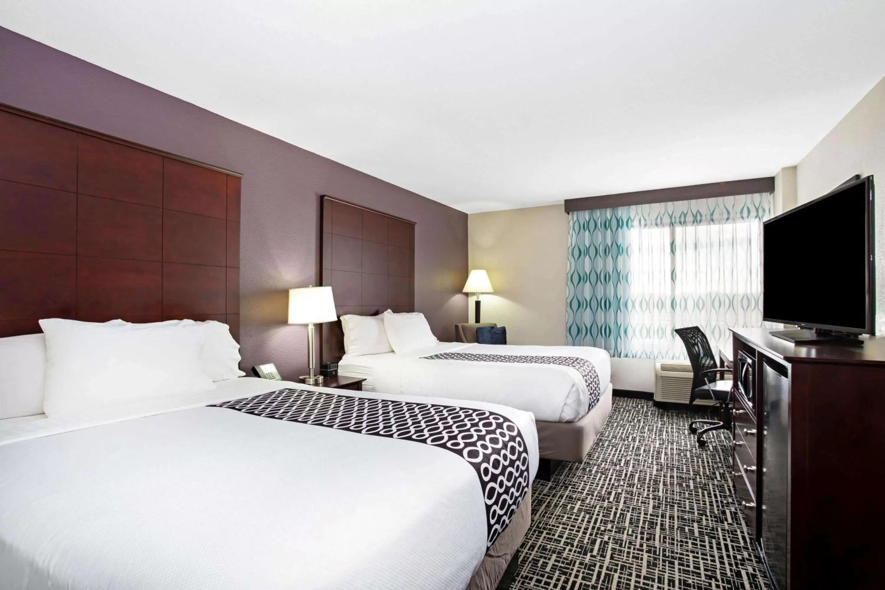 Photo of the whole room, Bed in La Quinta Inn & Suites by Wyndham Denver Aurora Medical