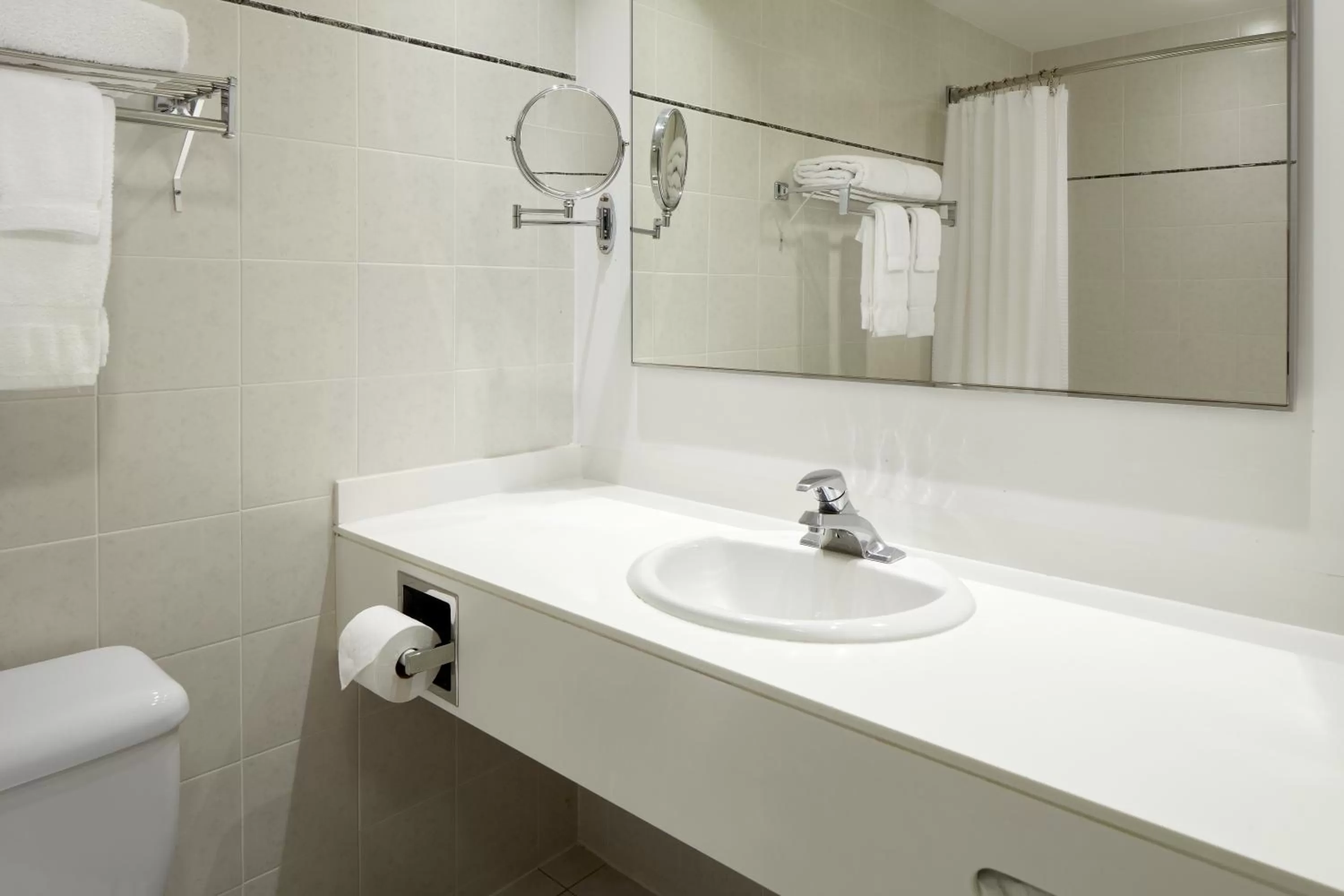 Bathroom in Hotel Ruby Foo's