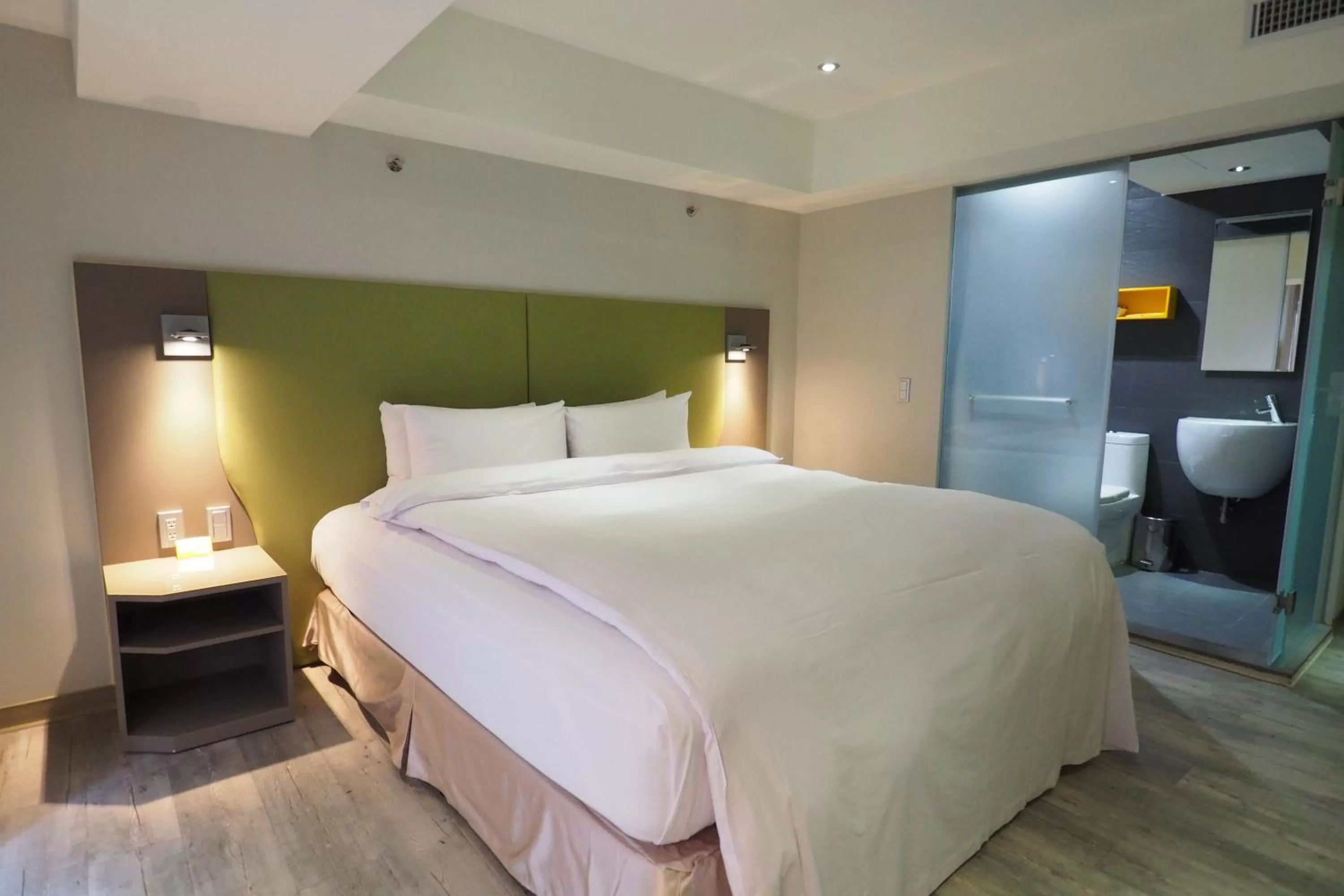 Photo of the whole room, Bed in Horizon Inn