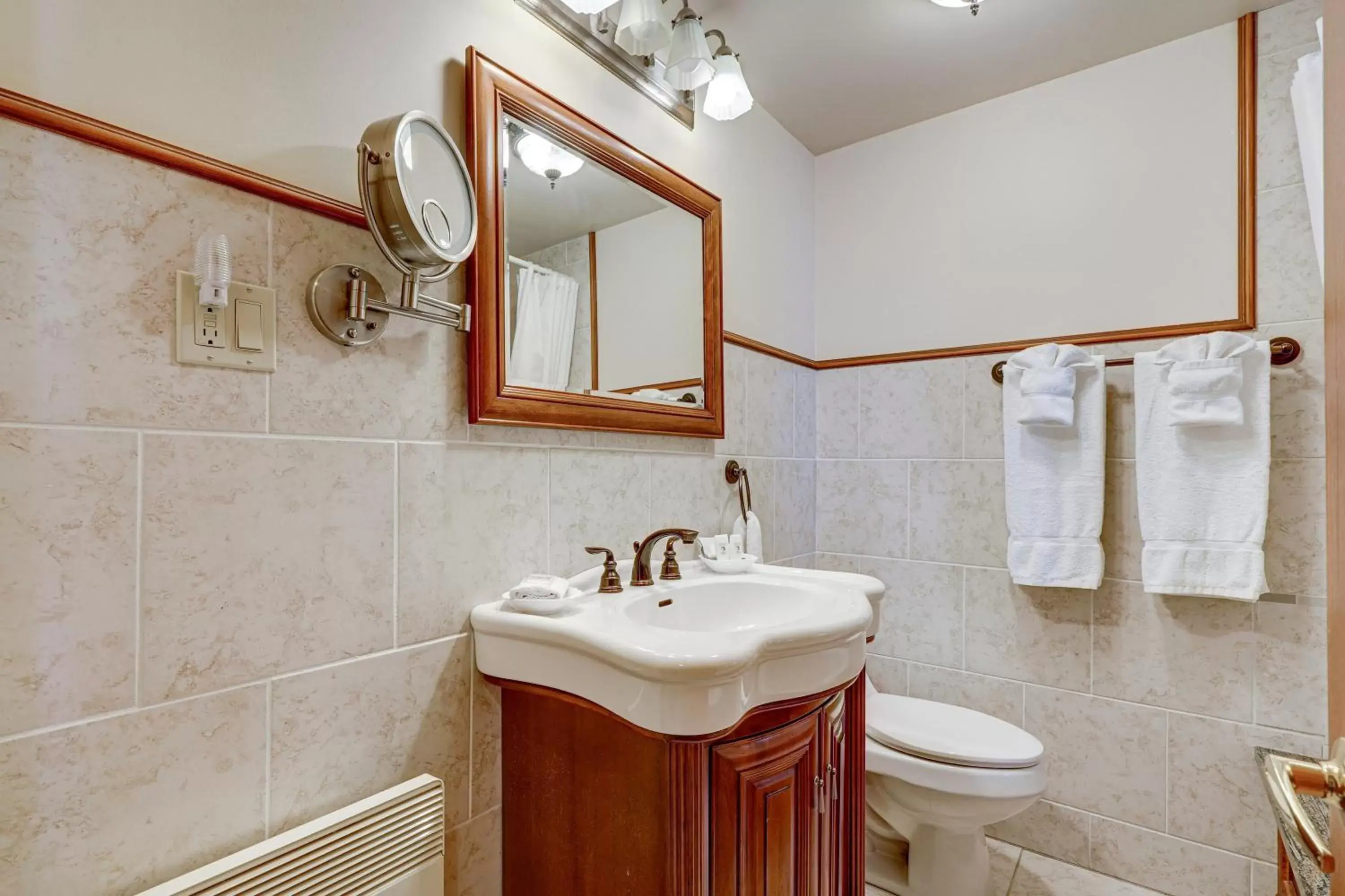 Quadruple Room with Shower in Le Grand Hôtel Quadruple Room with Shower in Le Grand Hôtel