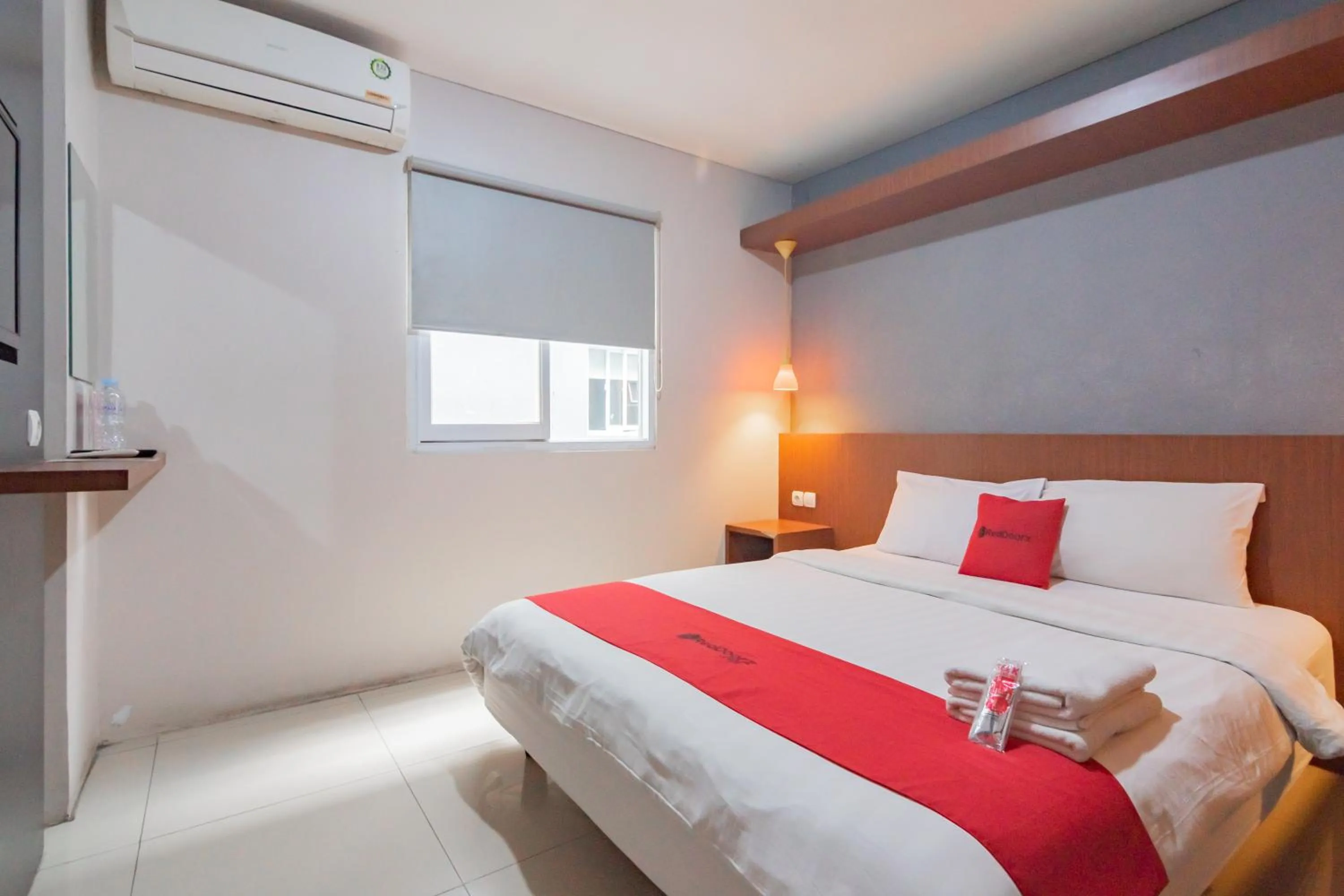 Bedroom, Bed in RedDoorz Plus @ Dago Pojok 3