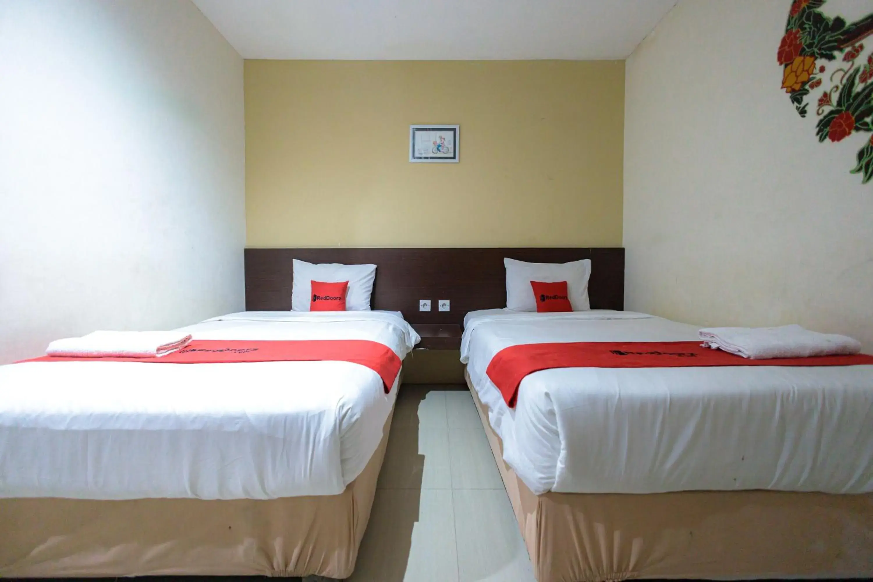 Standard Twin Room in Hotel O Siwalankerto Near Surabaya Carnival Standard Twin Room in Hotel O Siwalankerto Near Surabaya Carnival
