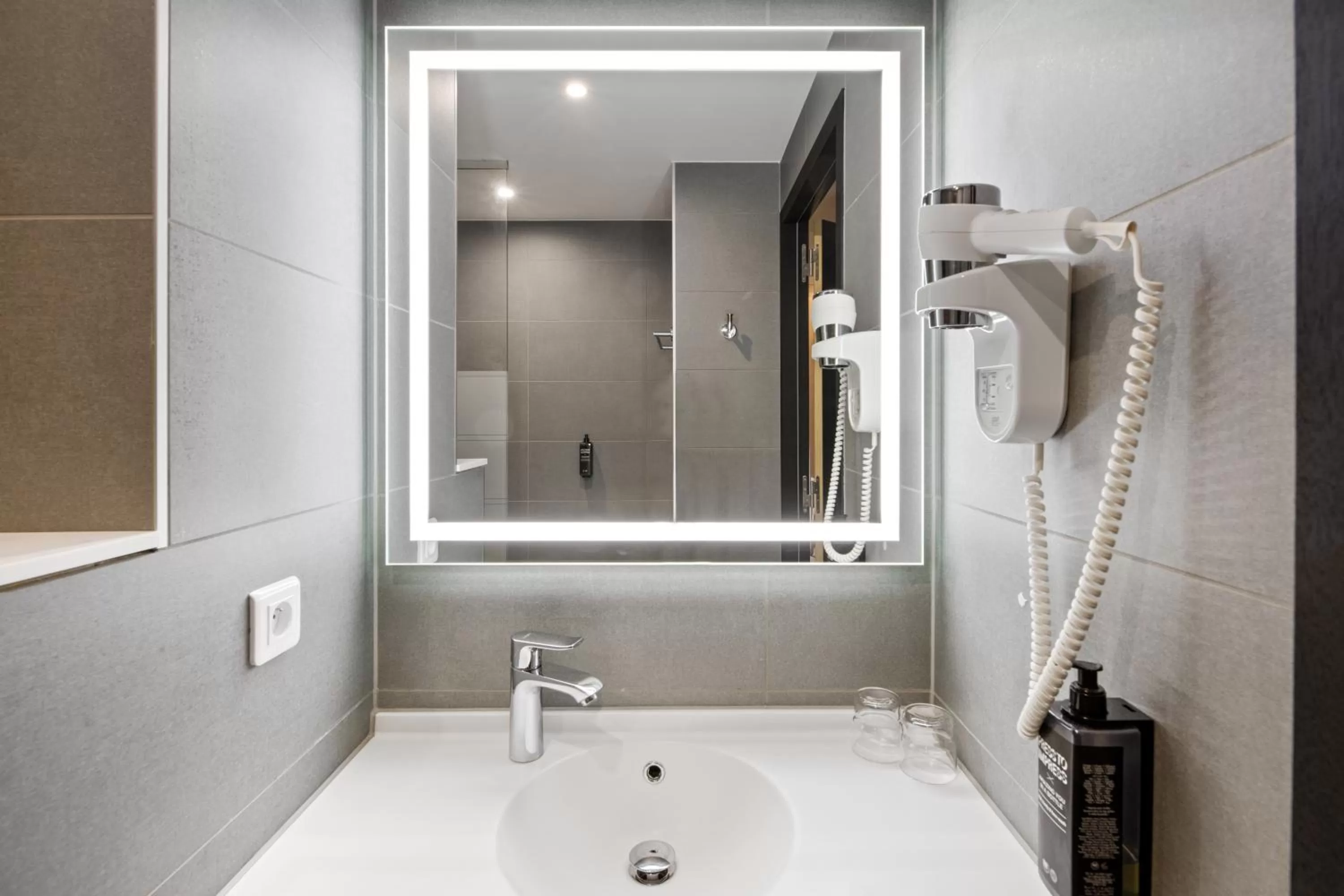 Toilet in ibis Styles Ajaccio Napoleon