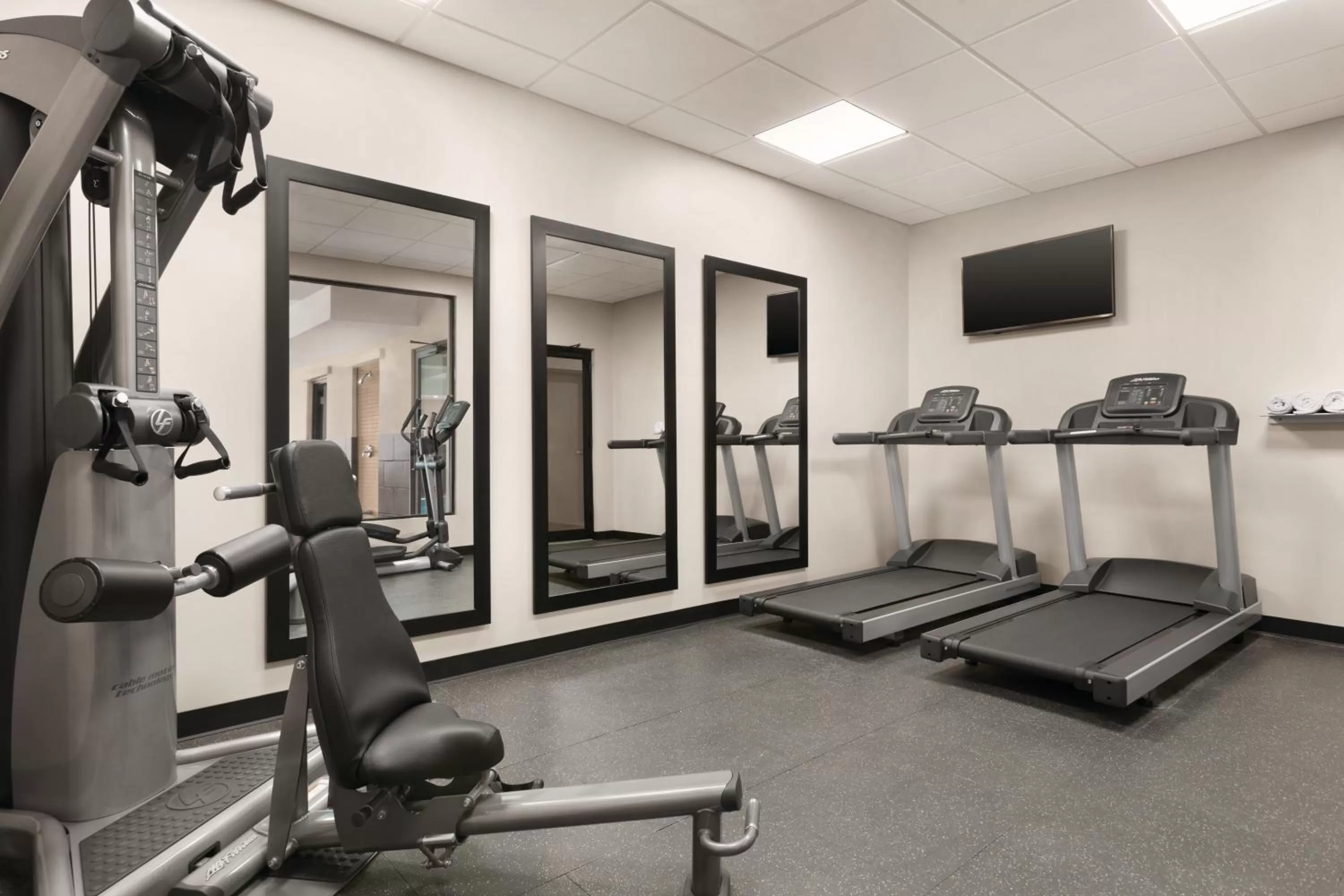 Fitness centre/facilities in Country Inn & Suites by Radisson, Belleville, ON