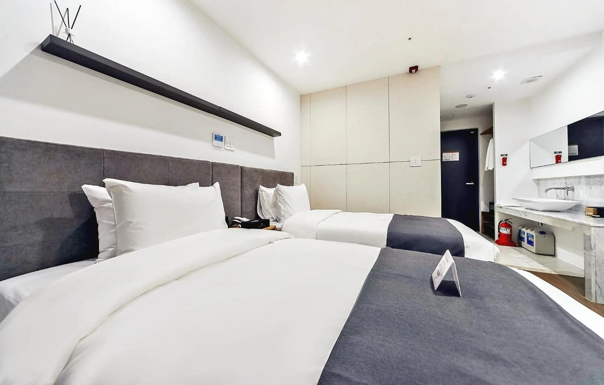 Bed in Hotel Noblestay