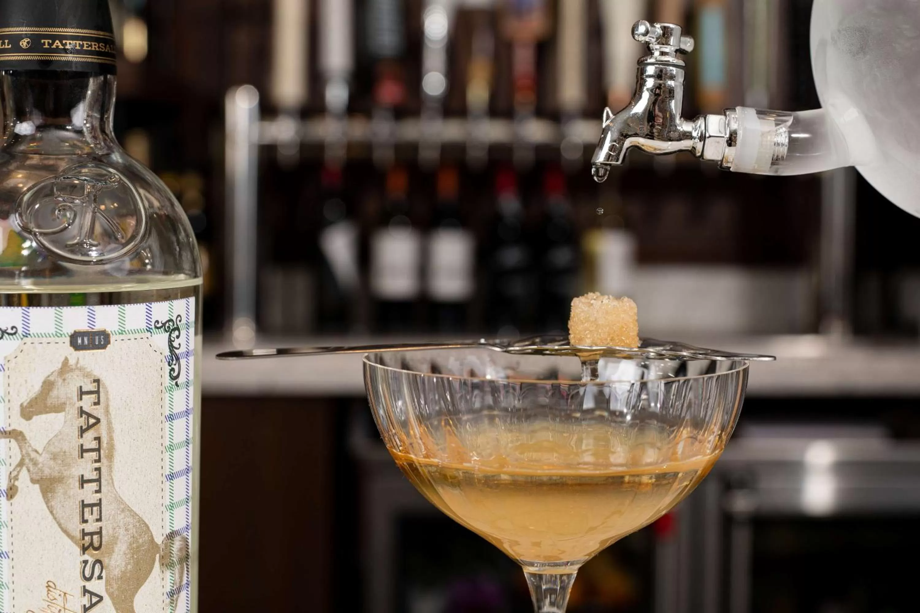 Lounge or bar in The Peregrine Omaha Downtown Curio Collection By Hilton