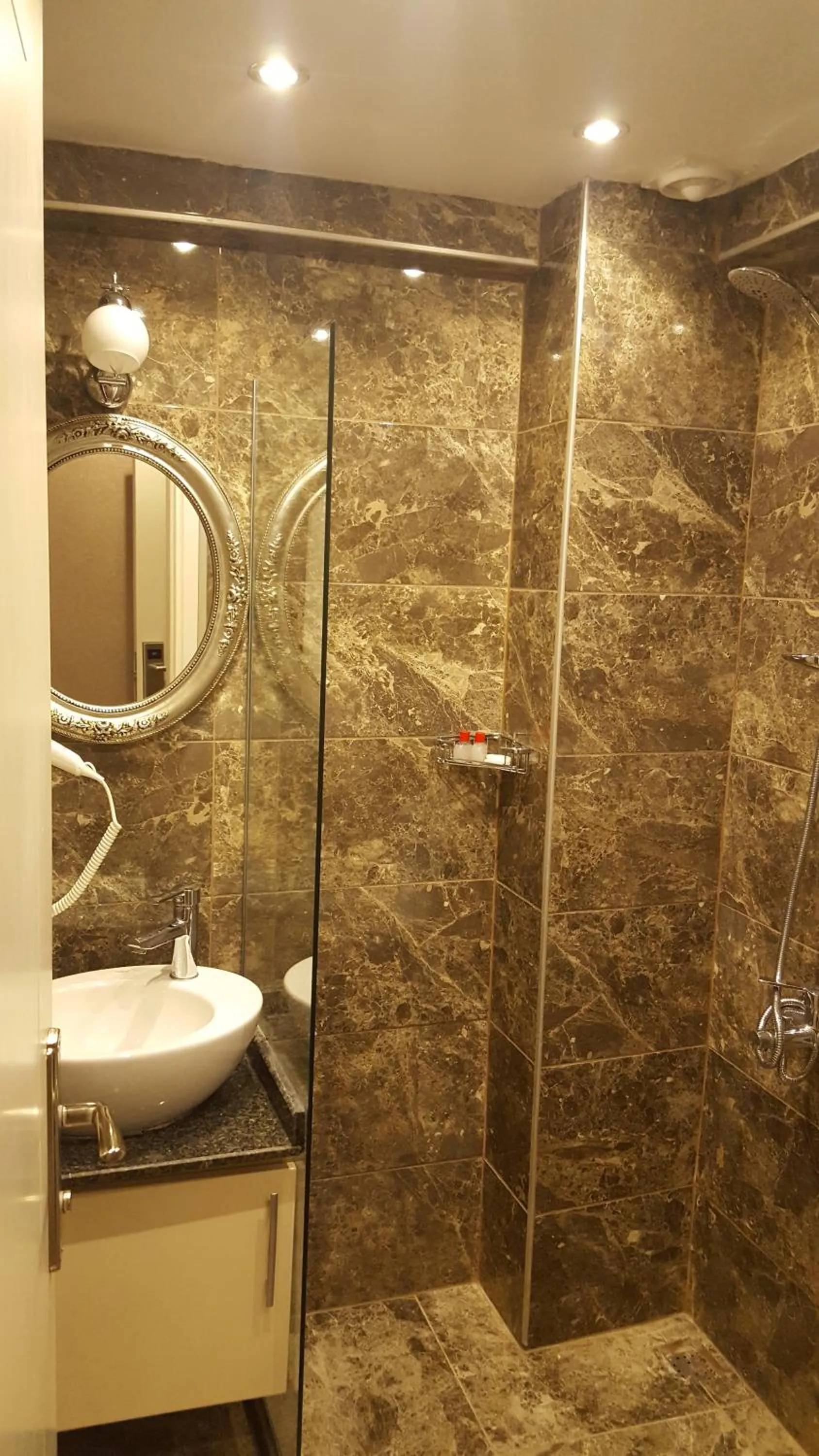 Bathroom in Sun Comfort Hotel