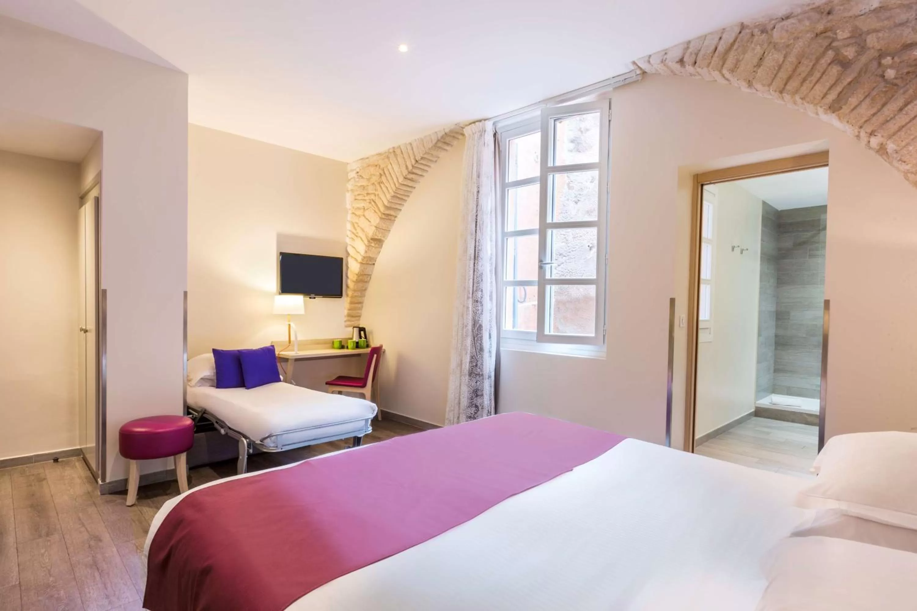 Photo of the whole room, Bed in Best Western Hotel du Roy d'Aragon