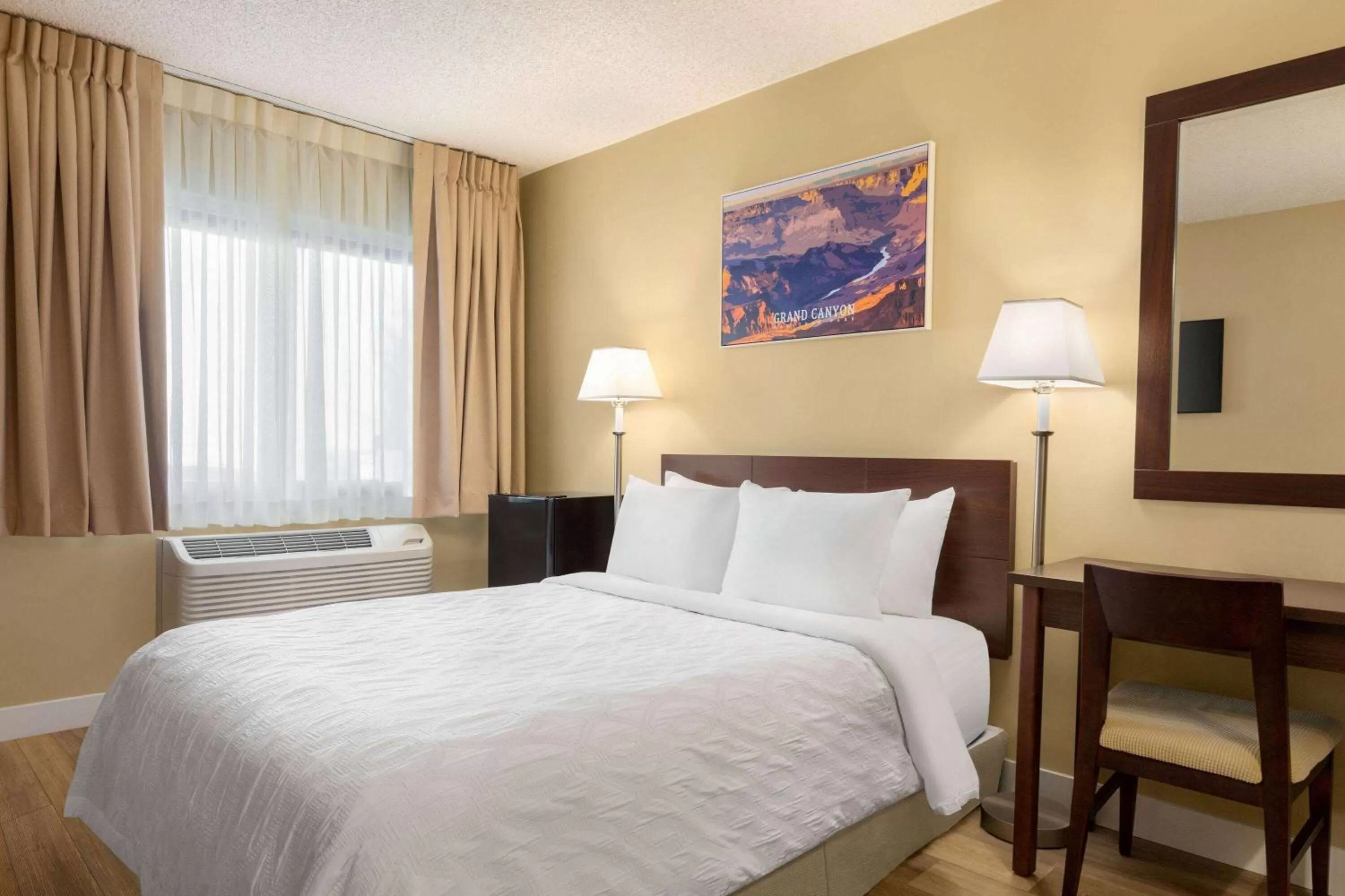 Bedroom, Bed in Travelodge by Wyndham Presidio San Francisco