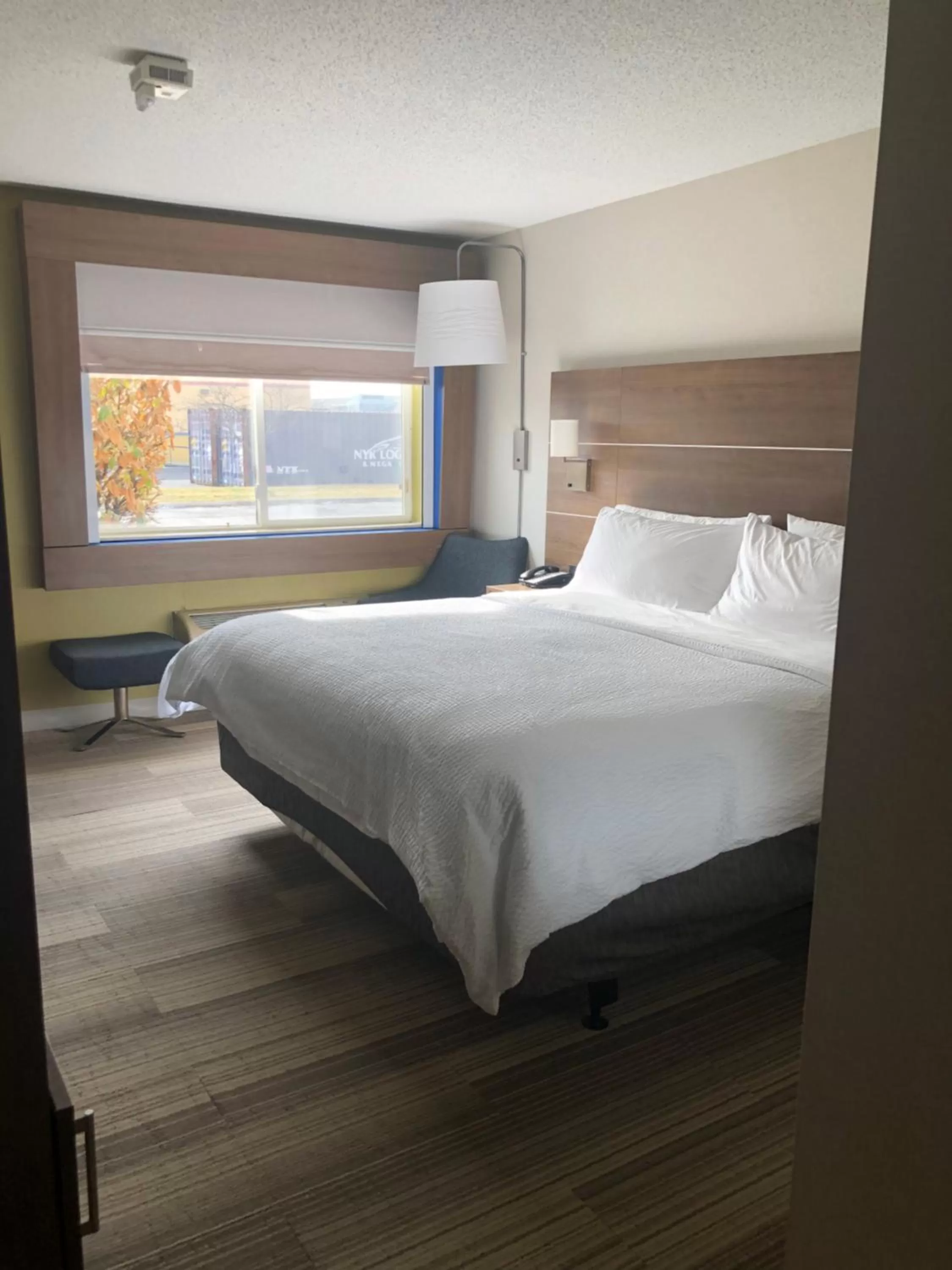 King Room - Hearing Accessible - Non-Smoking in Holiday Inn Express Mt. Vernon, an IHG Hotel