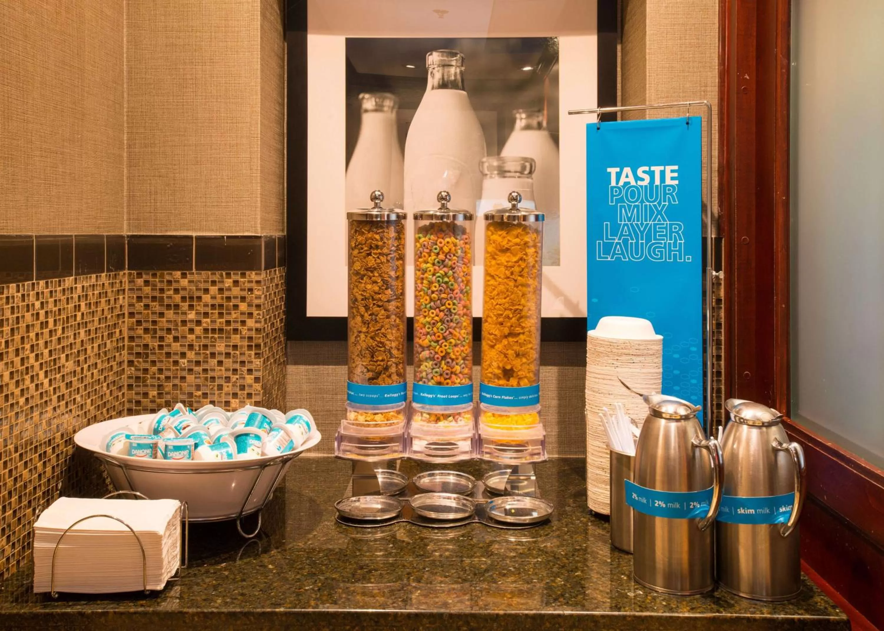 Dining area in Hampton Inn Toronto-Mississauga West
